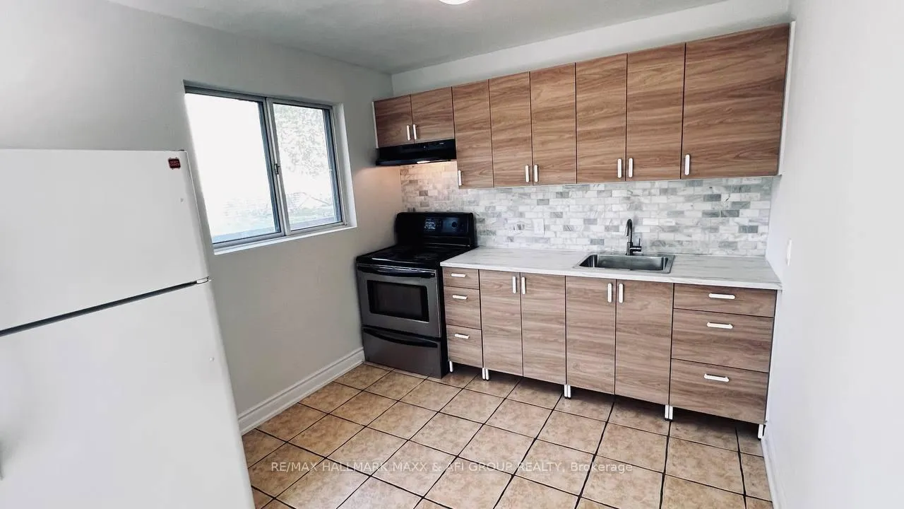 Photo 5 of Unit Unit A, 82 sanford Street, Barrie, Sanford — HOMEH