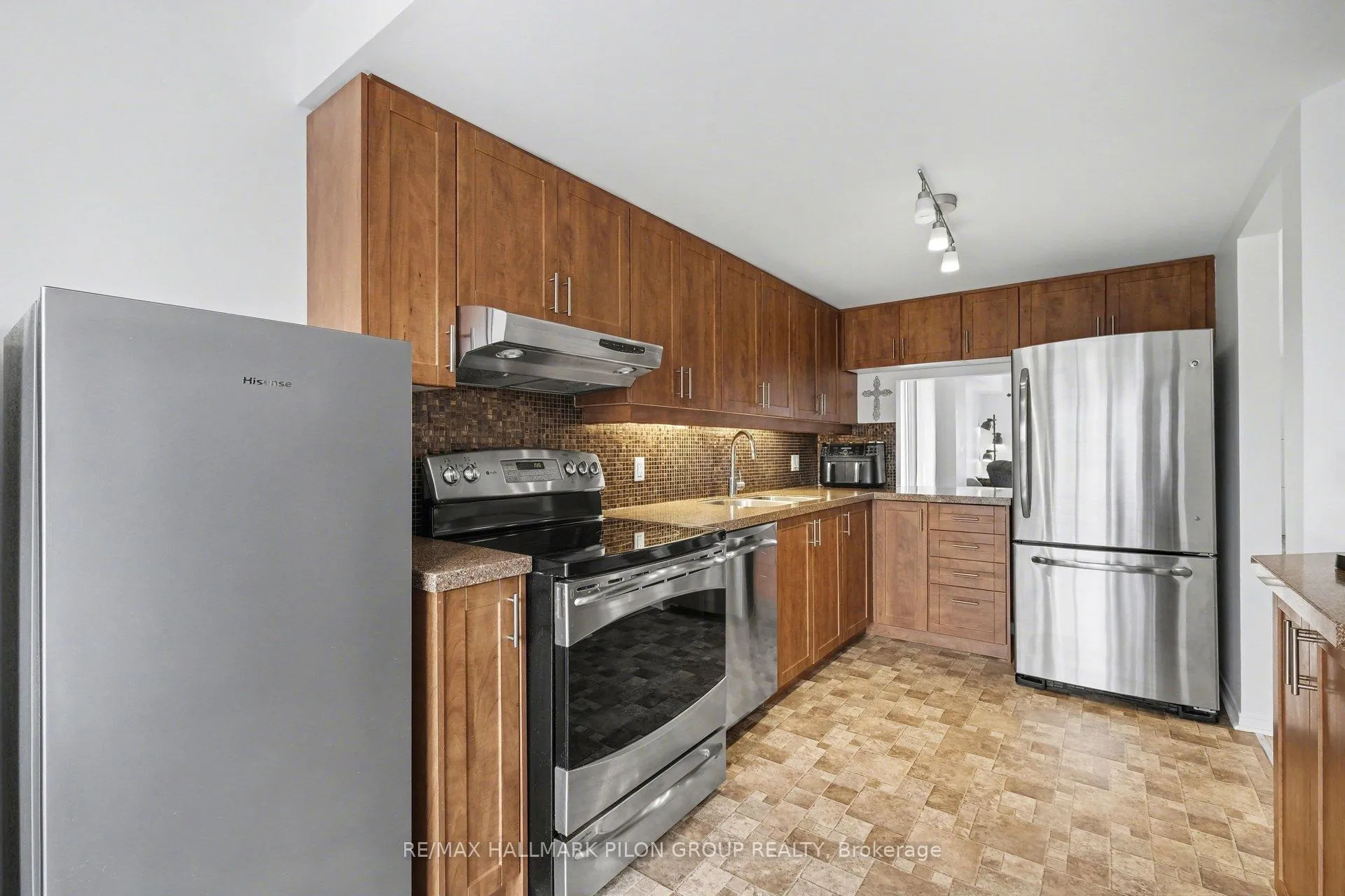 Photo 4 of 1121 Gablefield Private, Ottawa, Beaconwood — HOMEH
