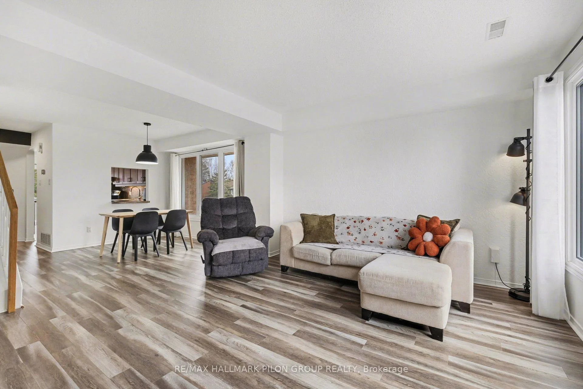 Photo 7 of 1121 Gablefield Private, Ottawa, Beaconwood — HOMEH