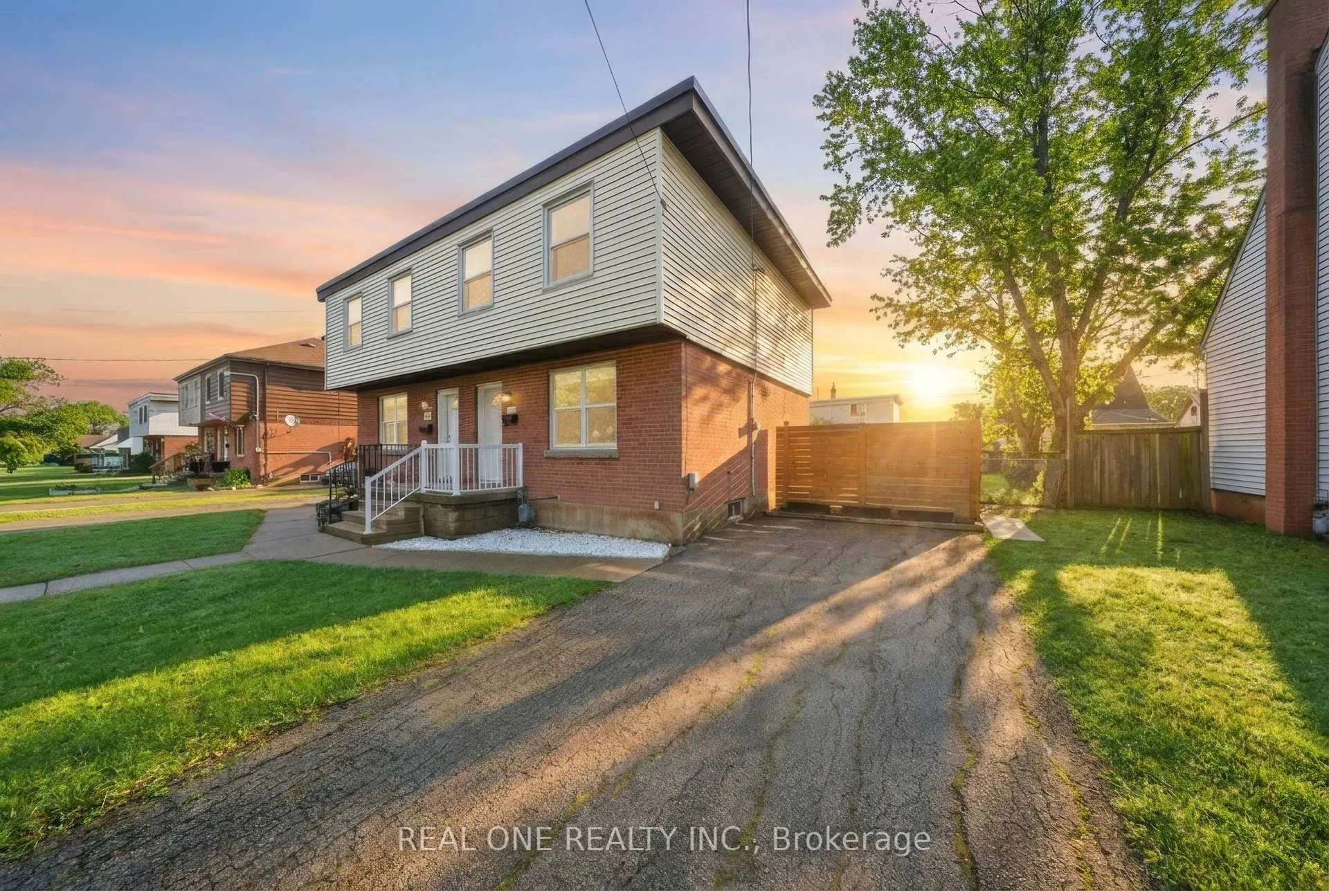 Photo 2 of 24 Sumach Street, Hamilton, McQuesten — HOMEH