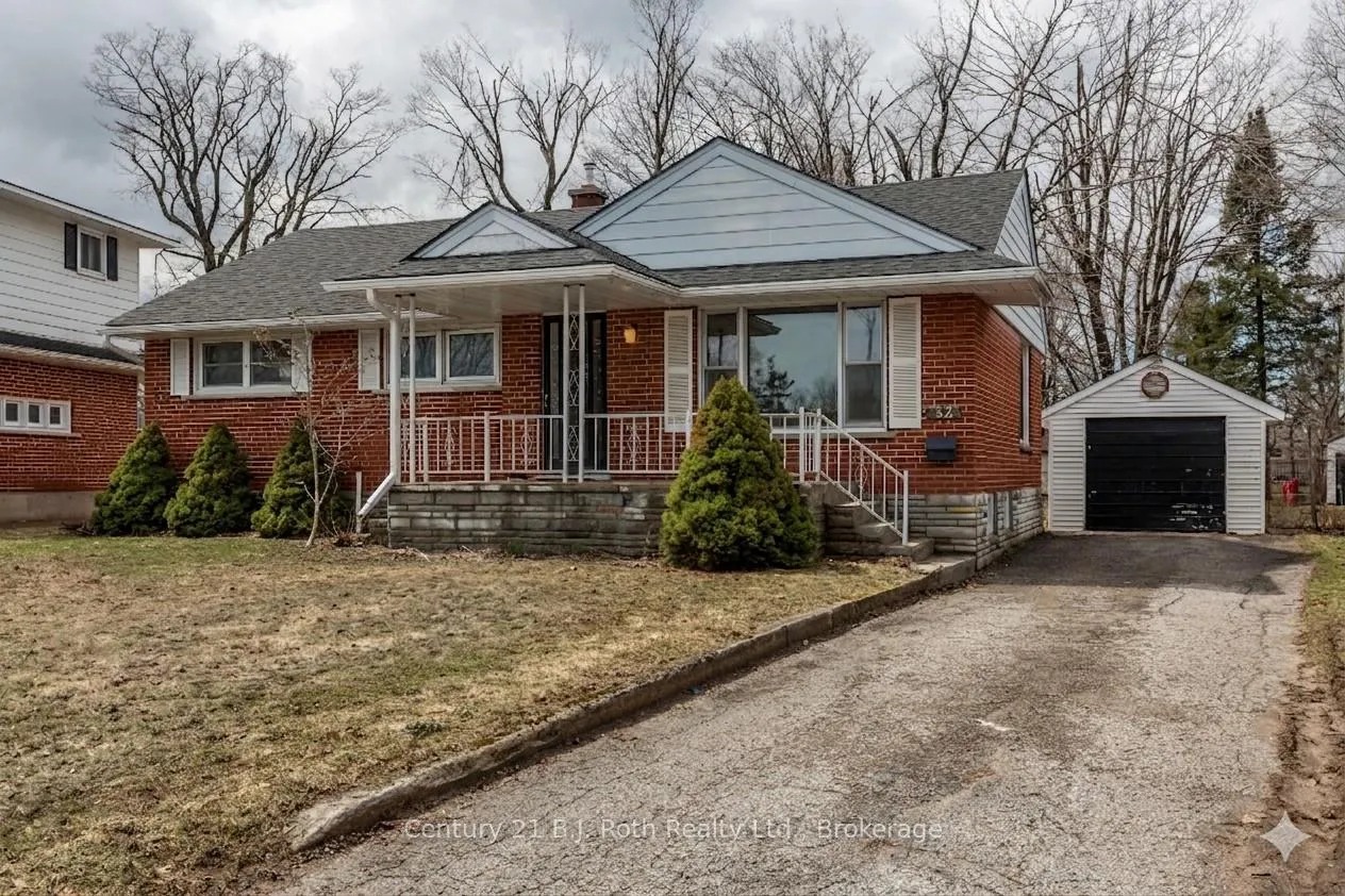Photo 2 of 32 Dalton Crescent N, Orillia — HOMEH