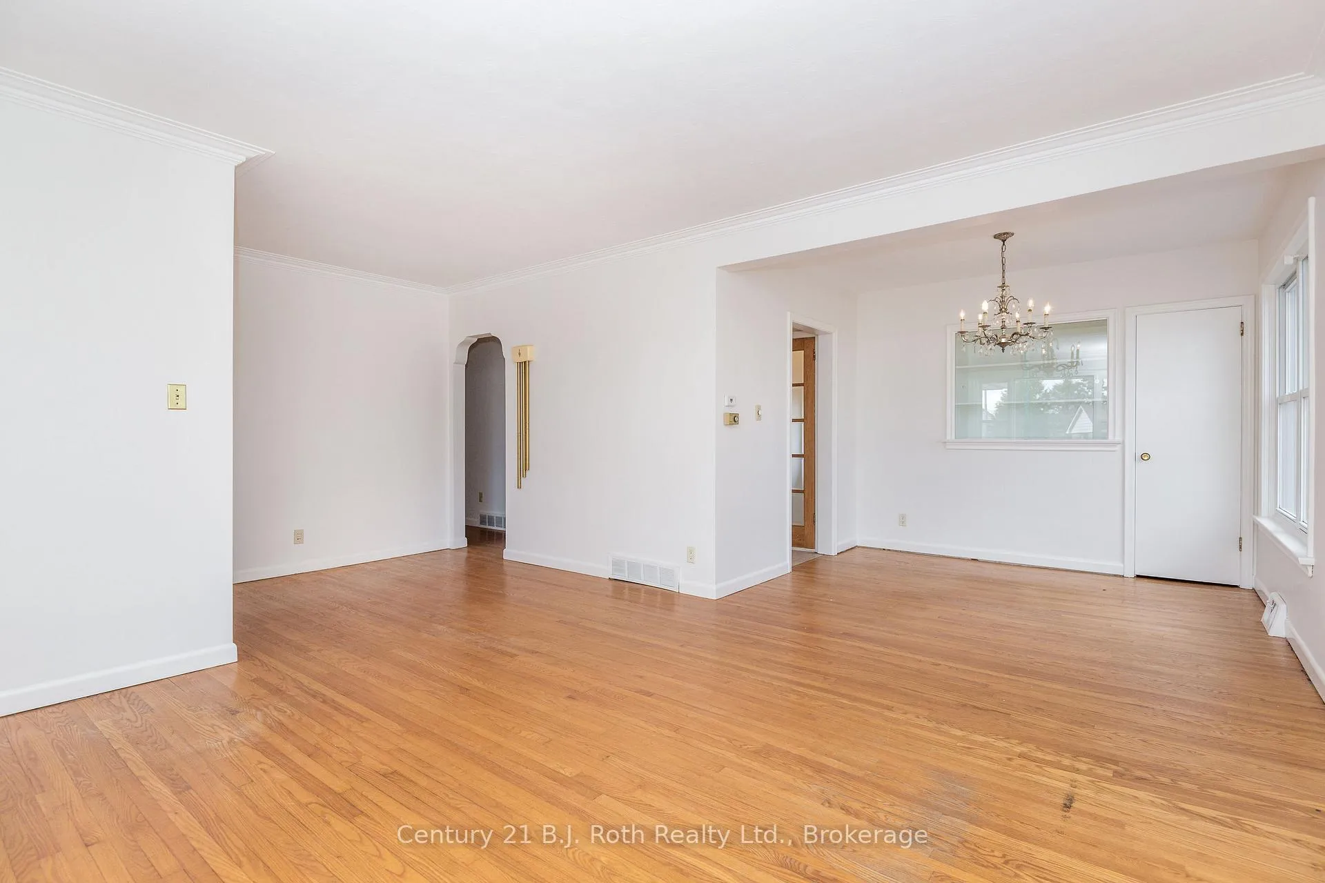 Photo 6 of 32 Dalton Crescent N, Orillia — HOMEH