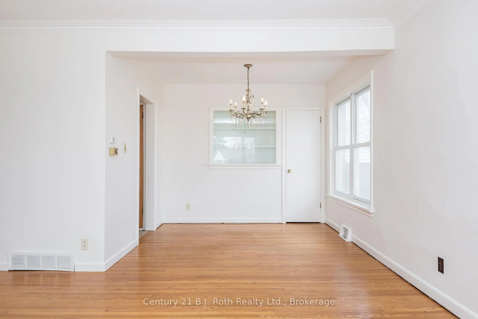 Photo 8 of 32 Dalton Crescent N, Orillia — HOMEH