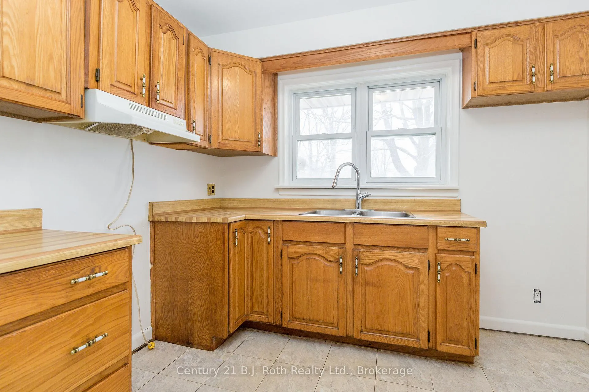 Photo 12 of 32 Dalton Crescent N, Orillia — HOMEH