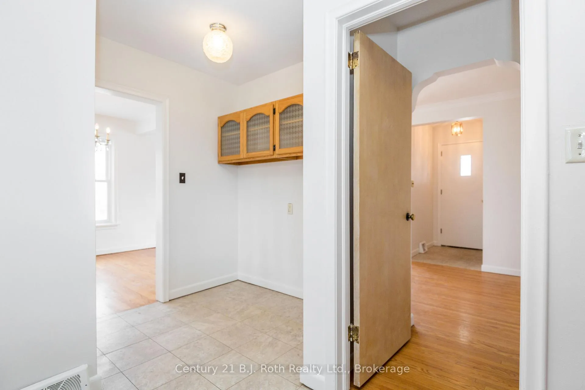 Photo 14 of 32 Dalton Crescent N, Orillia — HOMEH