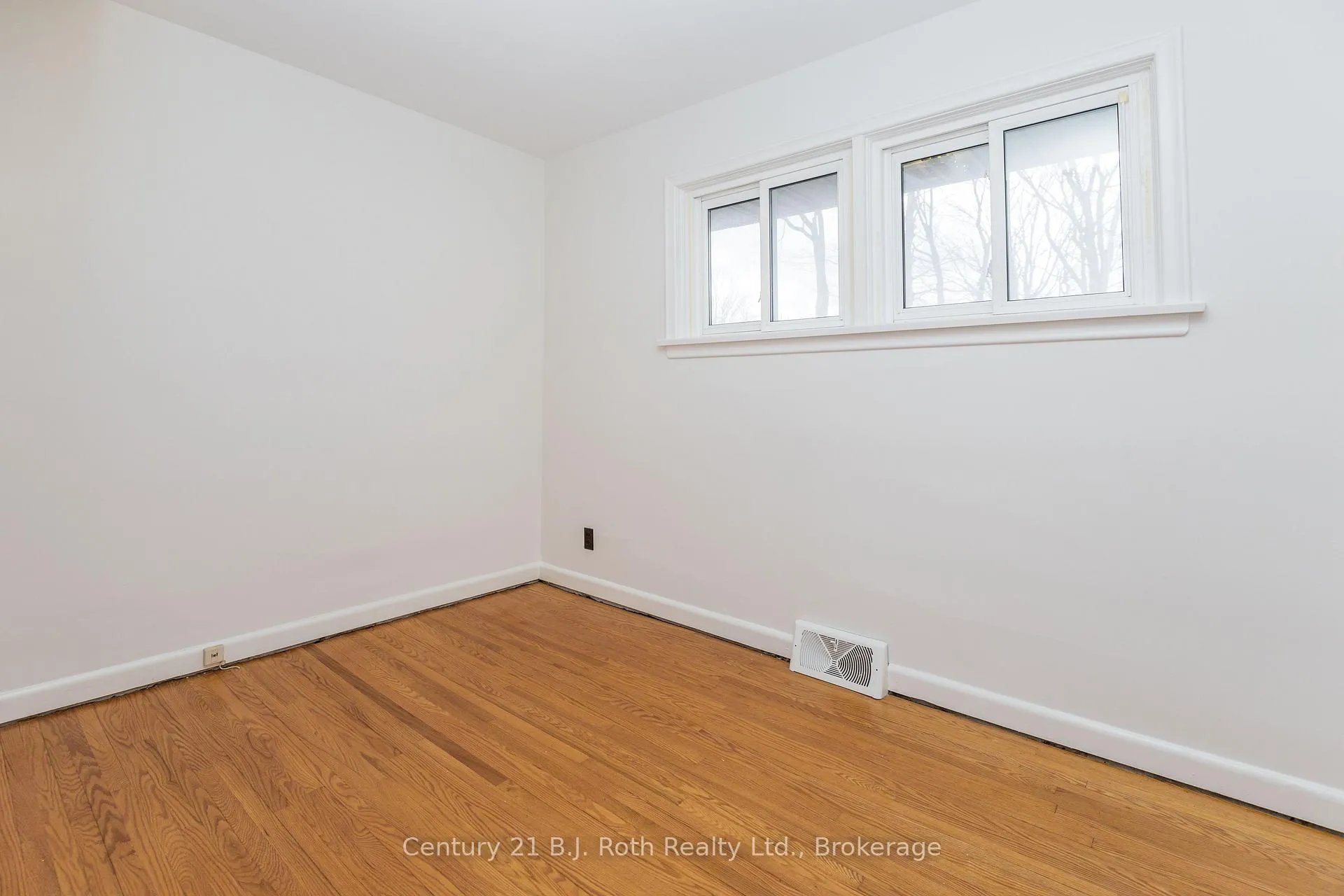 Photo 17 of 32 Dalton Crescent N, Orillia — HOMEH