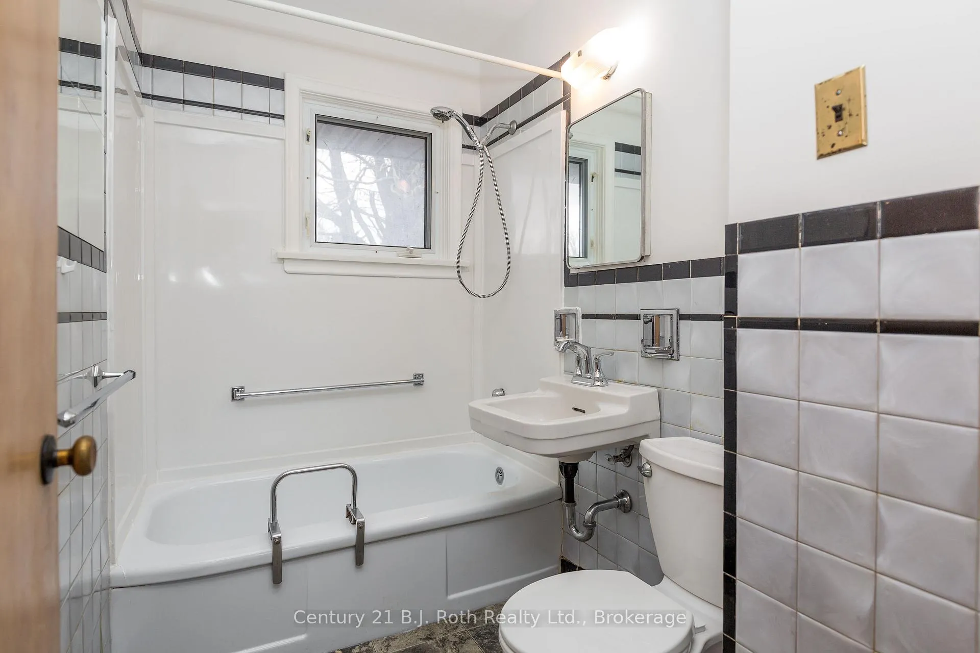 Photo 21 of 32 Dalton Crescent N, Orillia — HOMEH