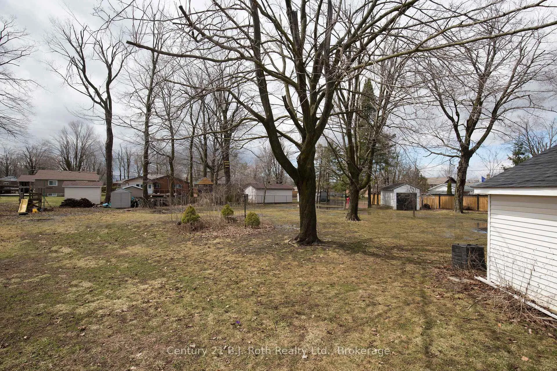 Photo 31 of 32 Dalton Crescent N, Orillia — HOMEH