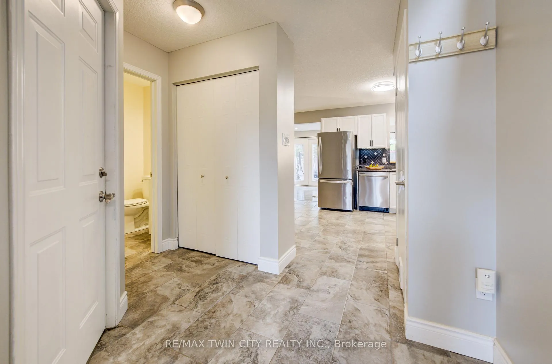 Photo 5 of 444 Annapolis Court, Waterloo — HOMEH