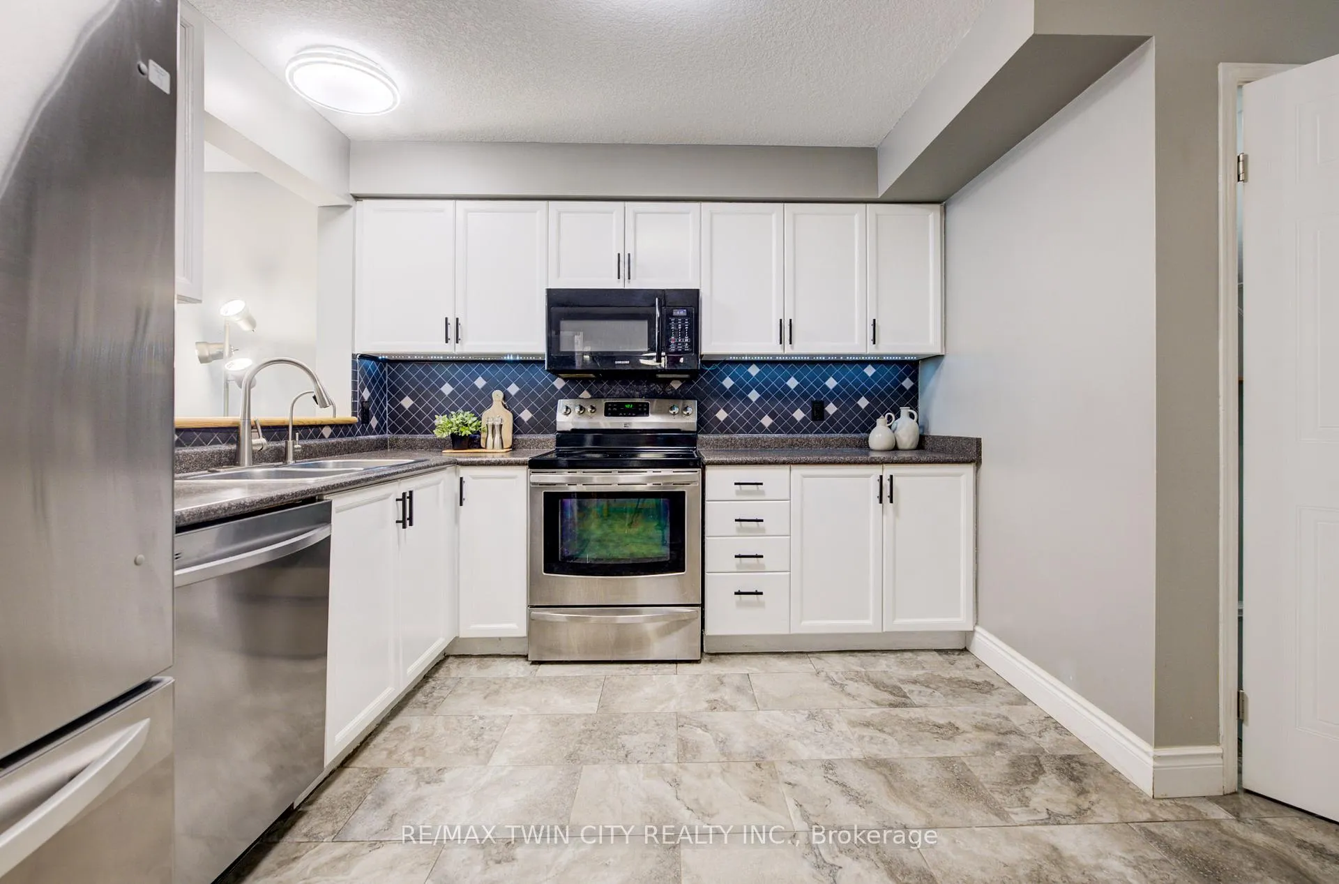 Photo 6 of 444 Annapolis Court, Waterloo — HOMEH