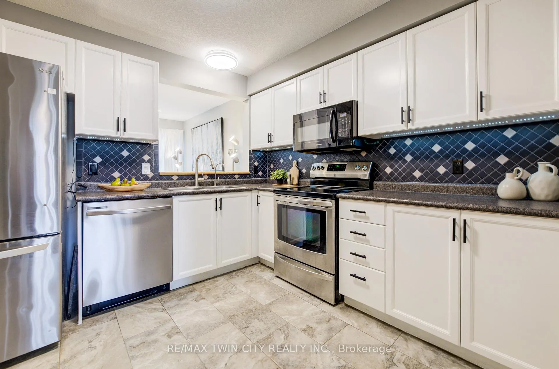 Photo 8 of 444 Annapolis Court, Waterloo — HOMEH