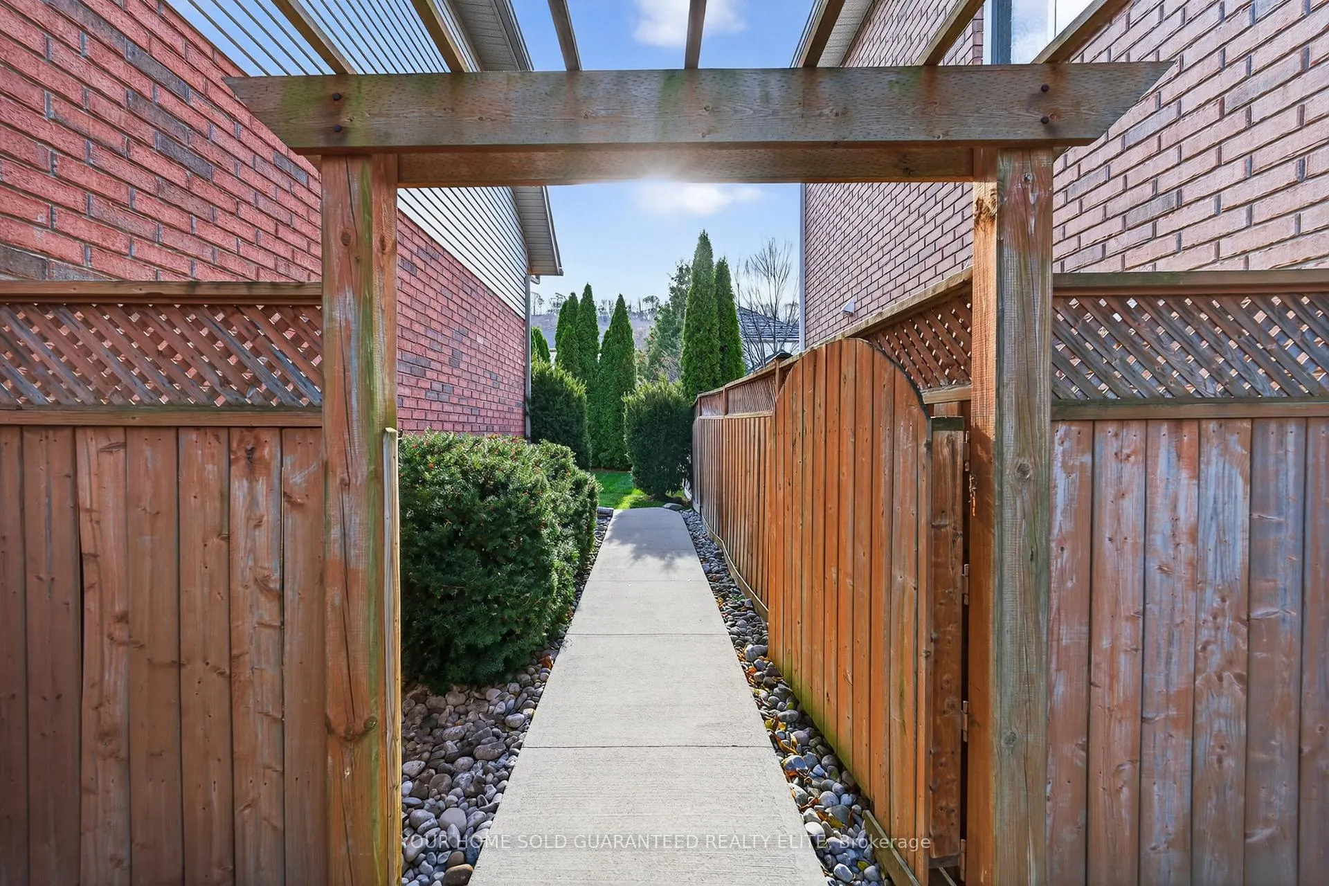 Photo 30 of 51 Hickory Crescent, Grimsby, Grimsby West — HOMEH