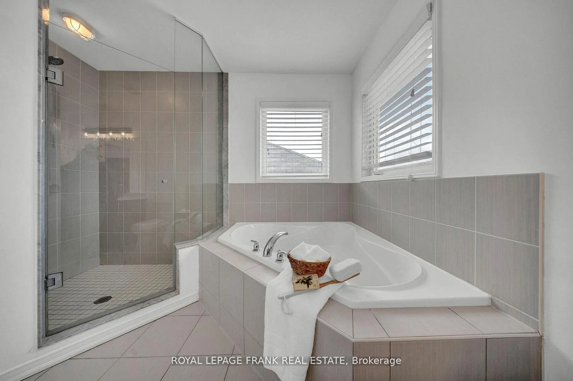 Photo 27 of 19 Jack Roach St Street, Clarington, Bowmanville — HOMEH