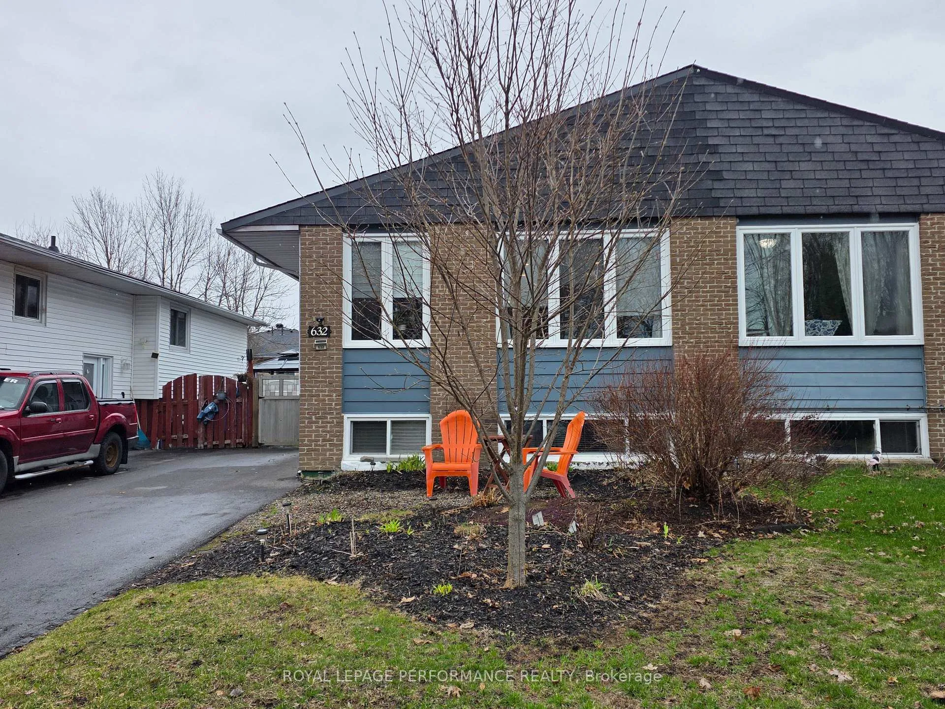 Photo 2 of 632 Dundas Crescent, Cornwall — HOMEH
