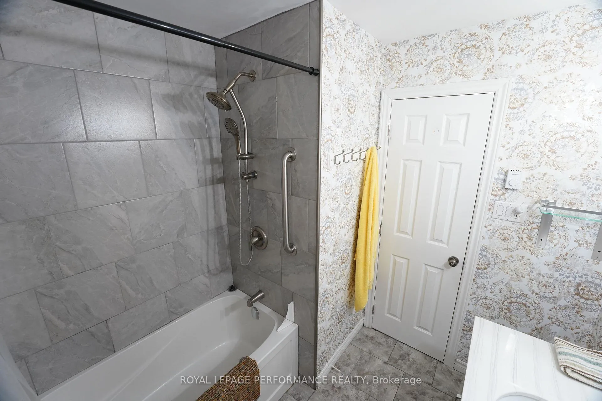 Photo 18 of 632 Dundas Crescent, Cornwall — HOMEH