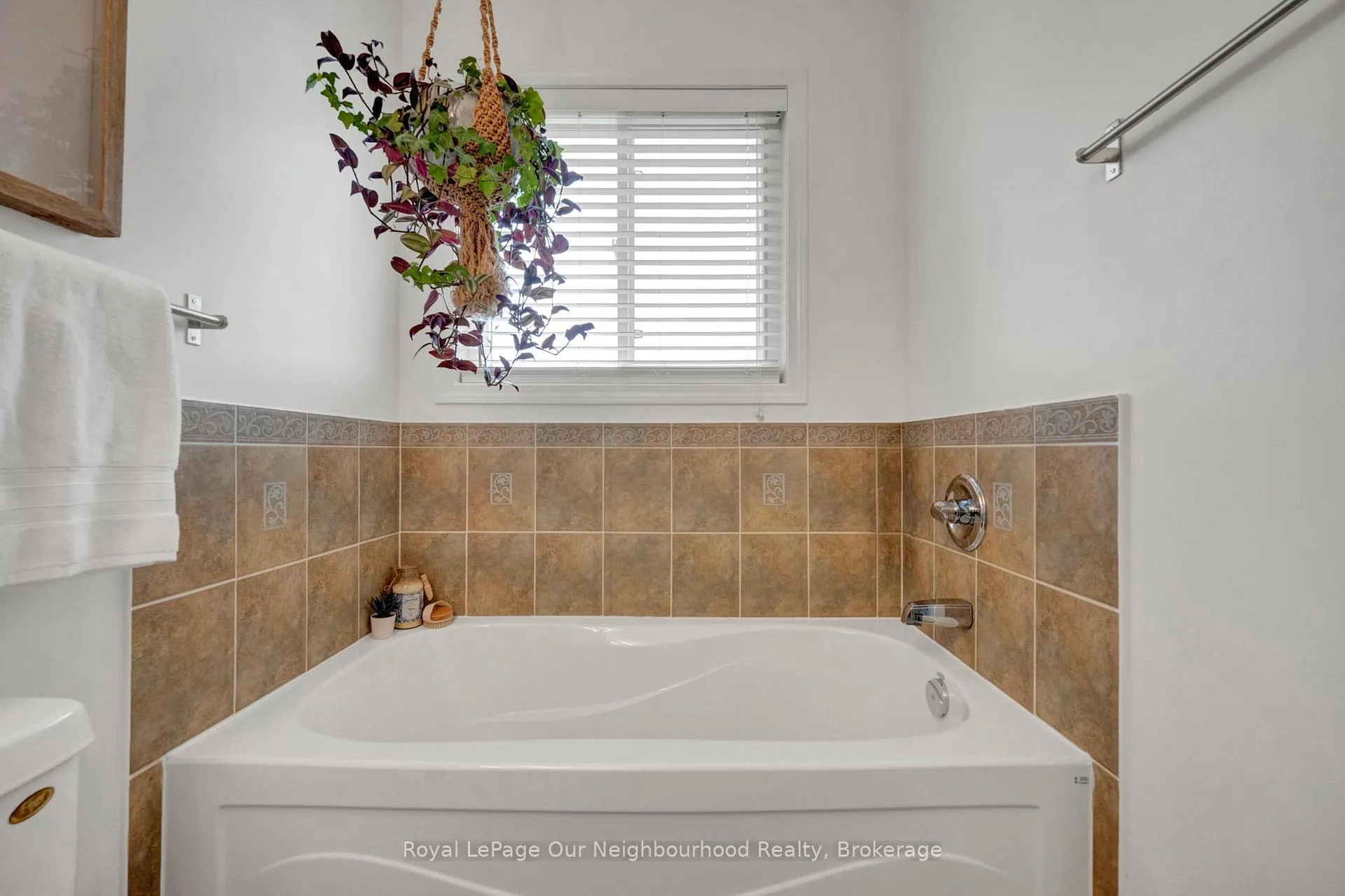 Photo 24 of 84 Swindells Street, Clarington, Bowmanville — HOMEH