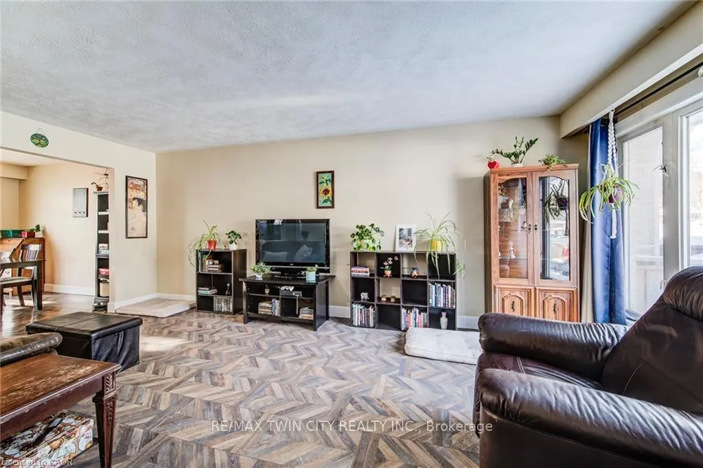 Photo 5 of 71 Shadeland Crescent, Kitchener — HOMEH