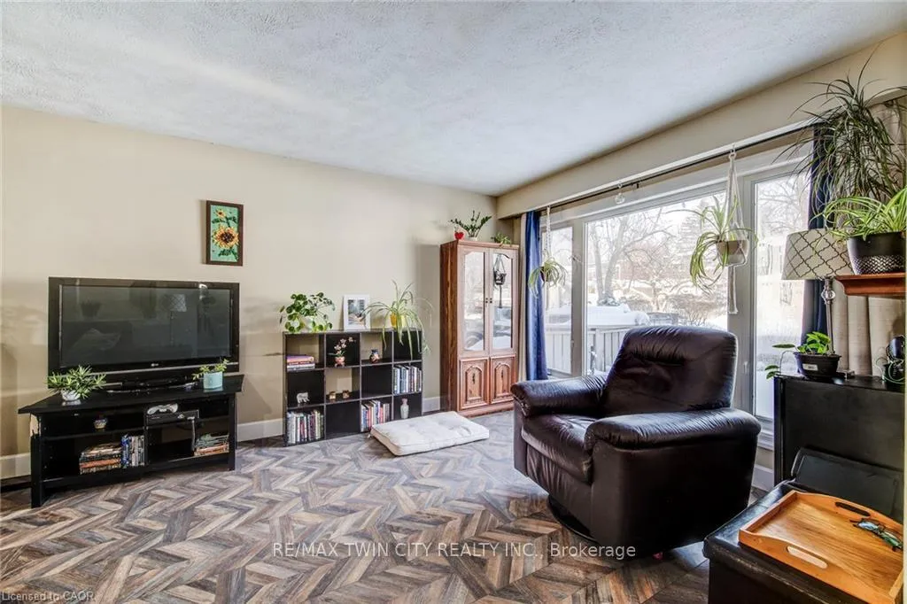 Photo 9 of 71 Shadeland Crescent, Kitchener — HOMEH
