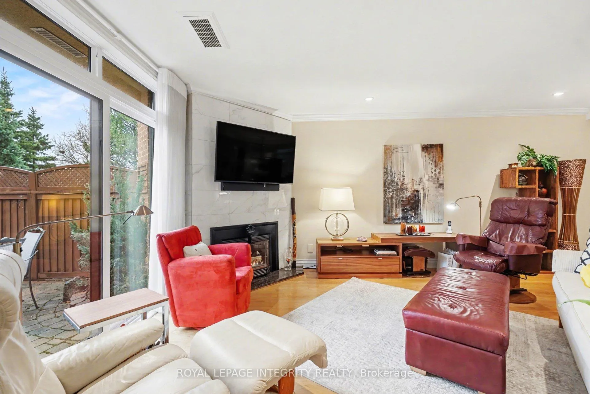 Photo 5 of Unit 30, 100 Hillside Drive, Ottawa, Viscount Alexander Park — HOMEH