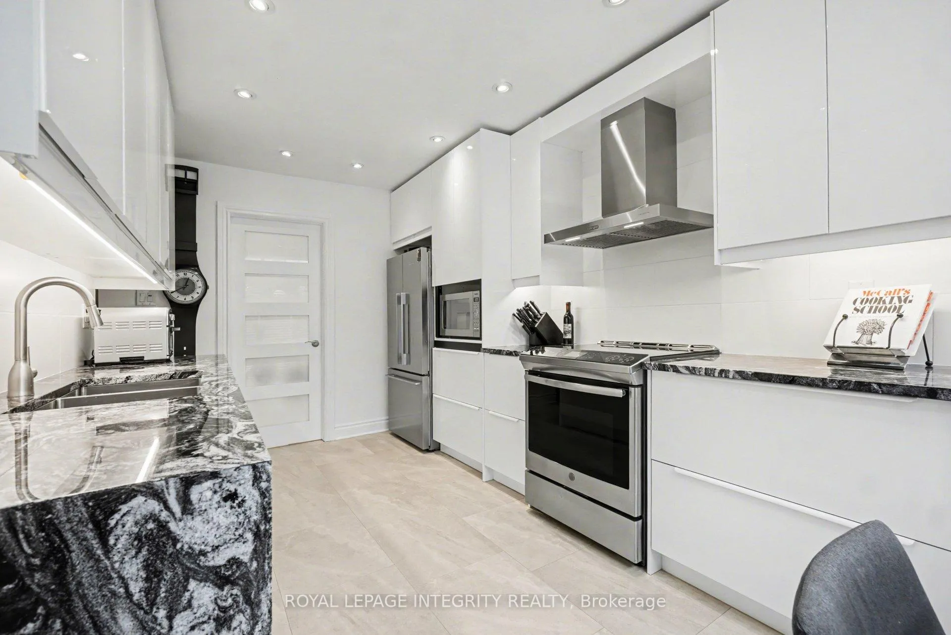 Photo 15 of Unit 30, 100 Hillside Drive, Ottawa, Viscount Alexander Park — HOMEH