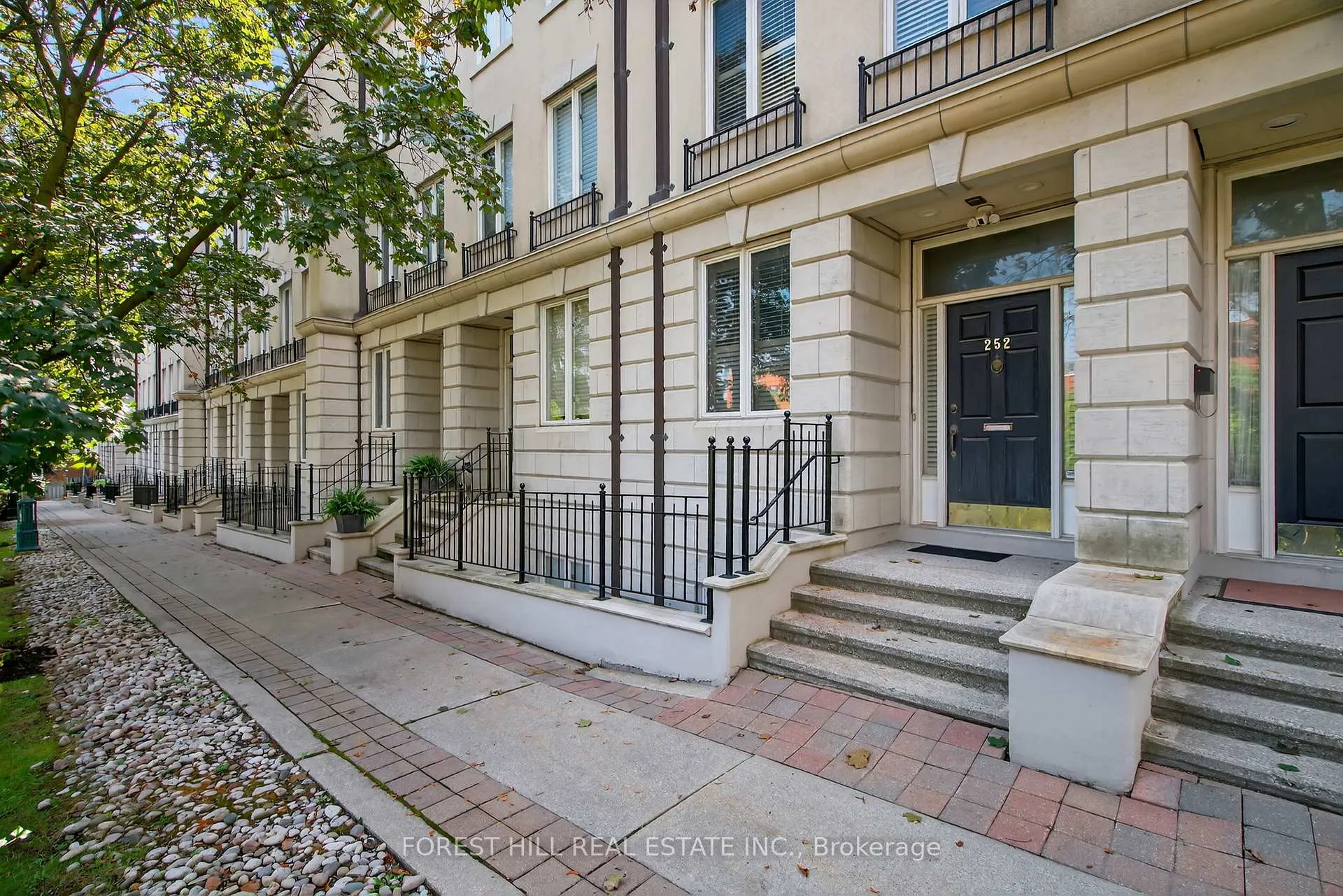 Front of 252 Spadina Road