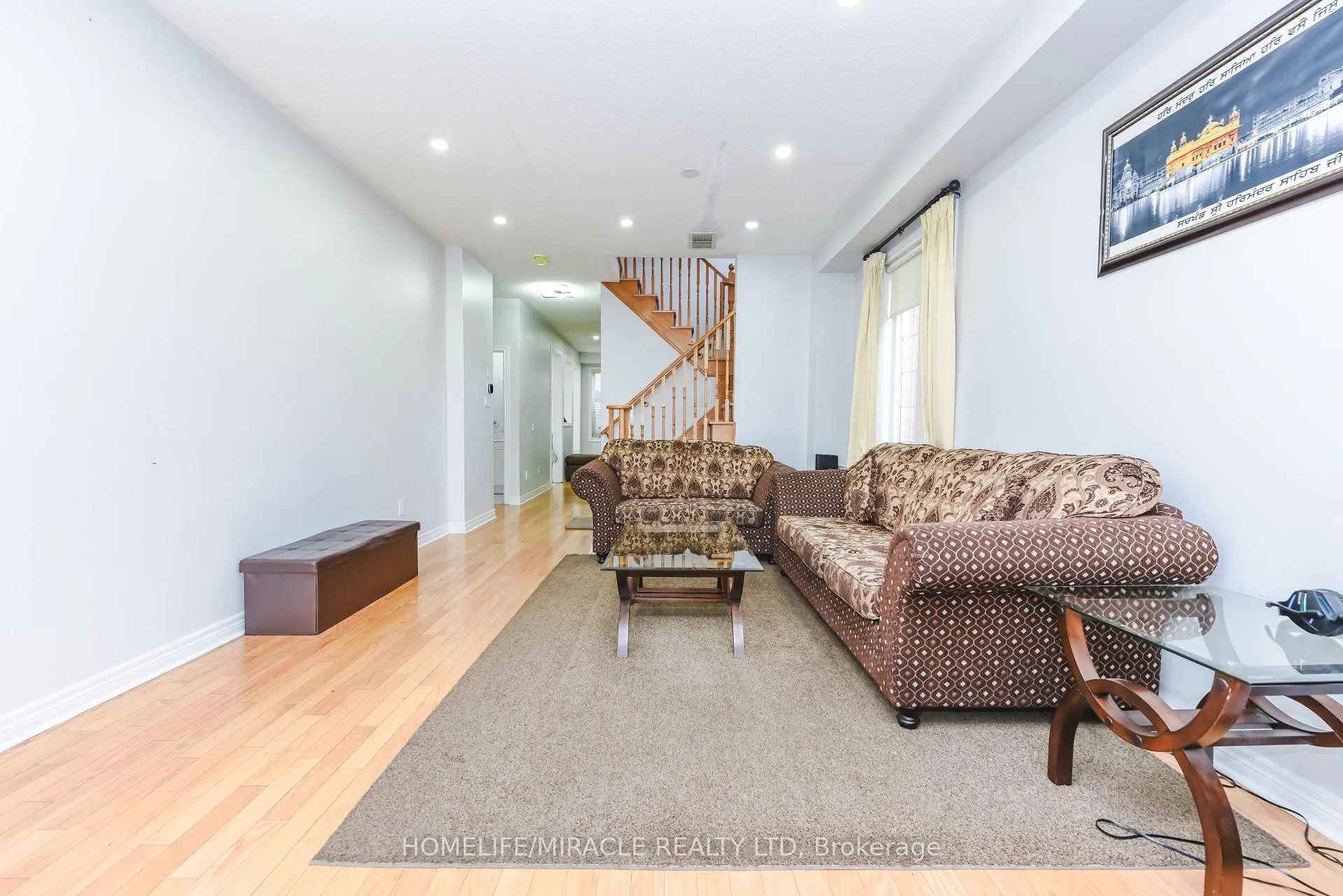 Photo 8 of 20 Gamson Crescent, Brampton, Sandringham-Wellington — HOMEH