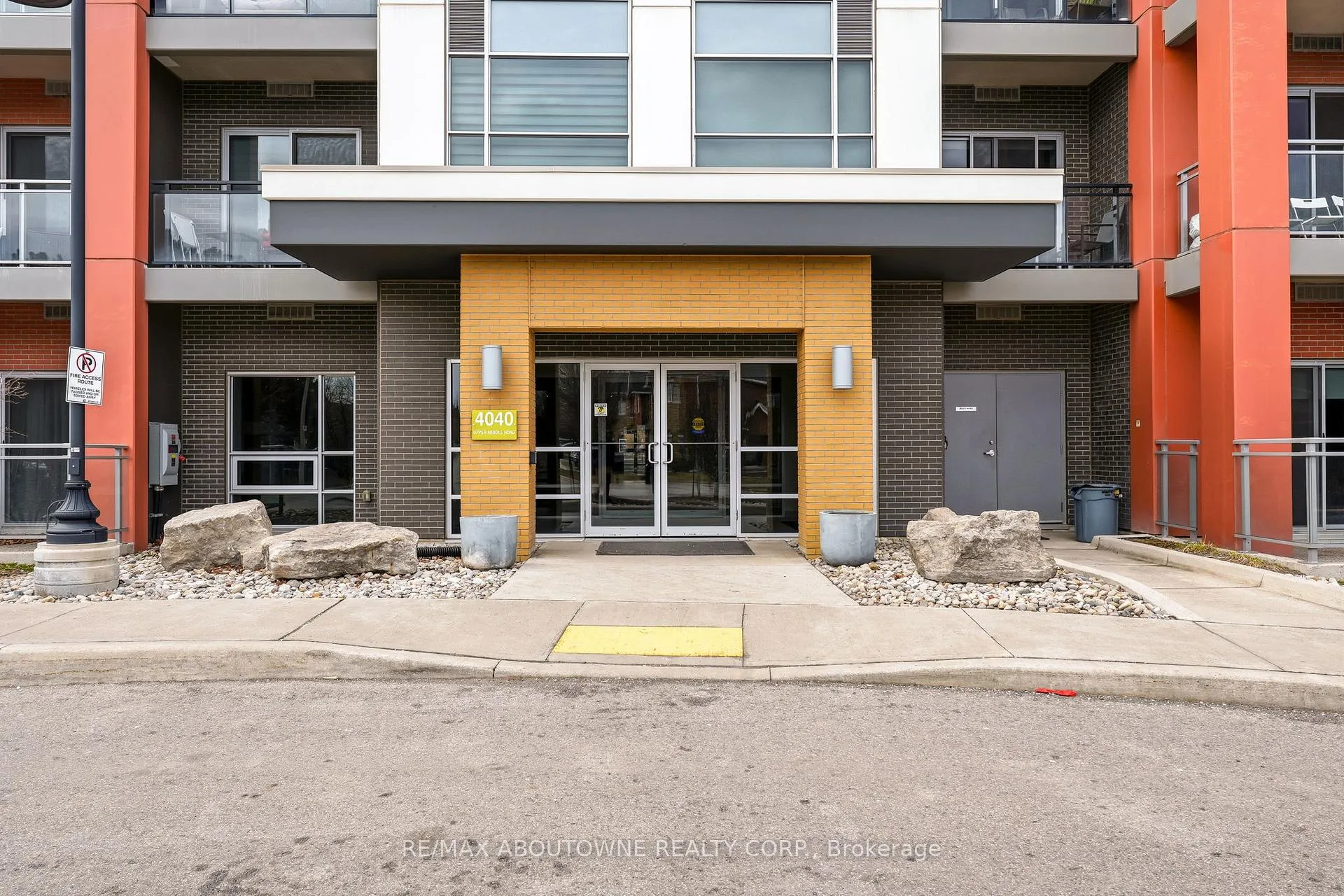Photo 4 of Unit 309, 4040 Upper Middle Road, Burlington, Tansley — HOMEH