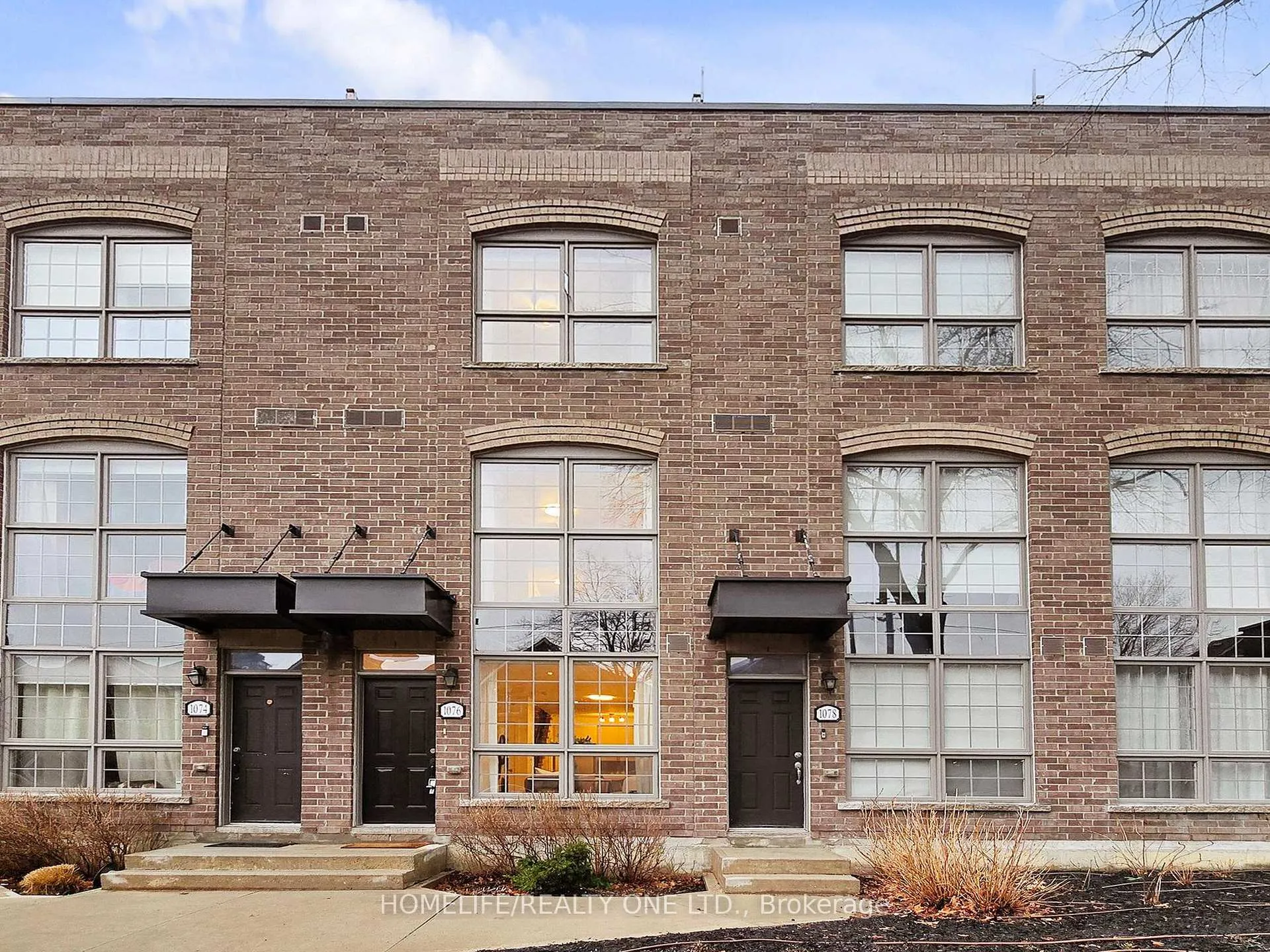 Front of 1076 Lansdowne Avenue