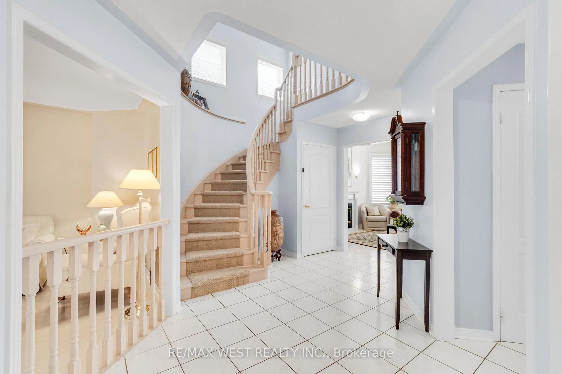 Photo 4 of 44 Creekwood Drive, Brampton, Snelgrove — HOMEH