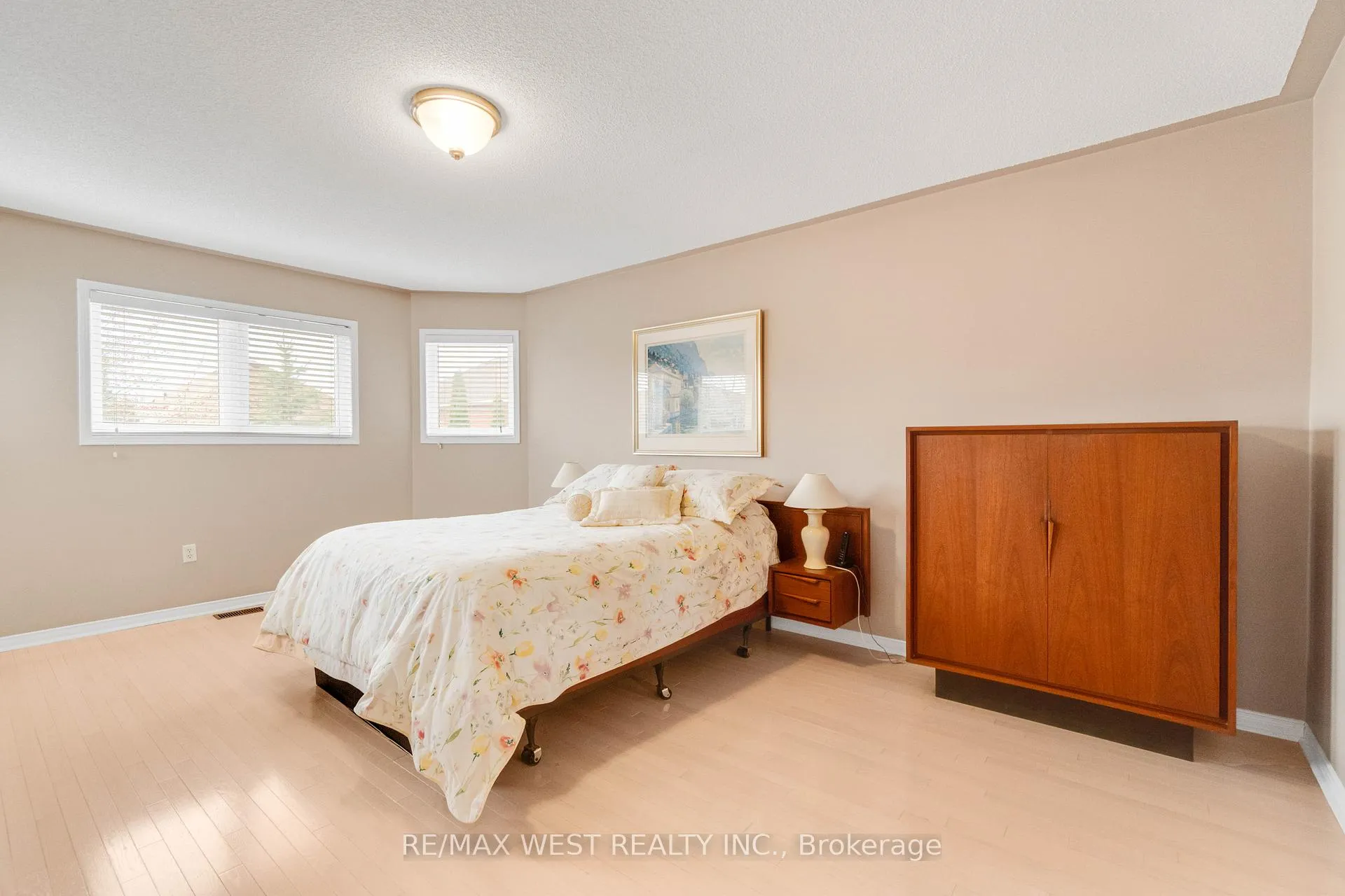 Photo 8 of 44 Creekwood Drive, Brampton, Snelgrove — HOMEH