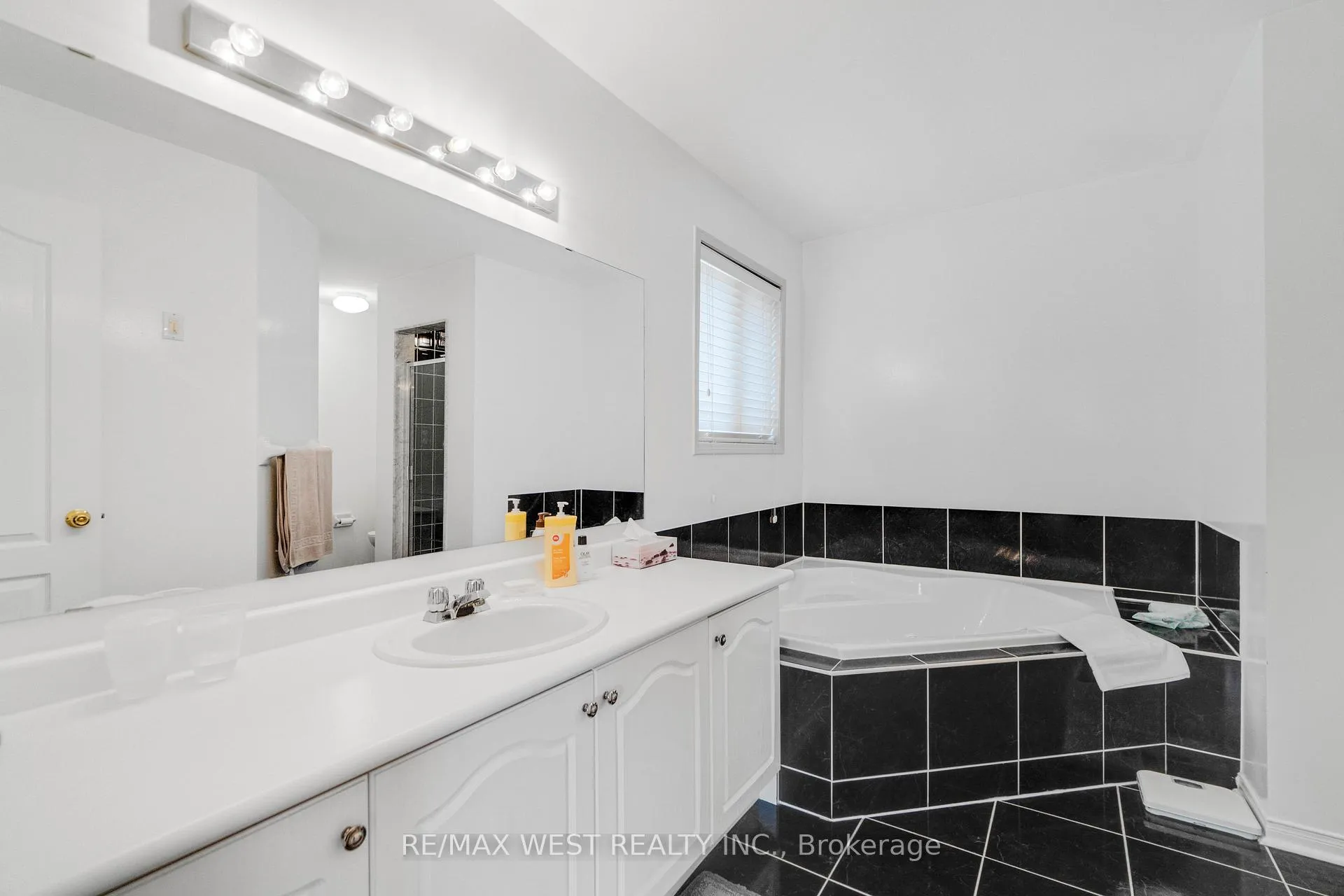 Photo 9 of 44 Creekwood Drive, Brampton, Snelgrove — HOMEH