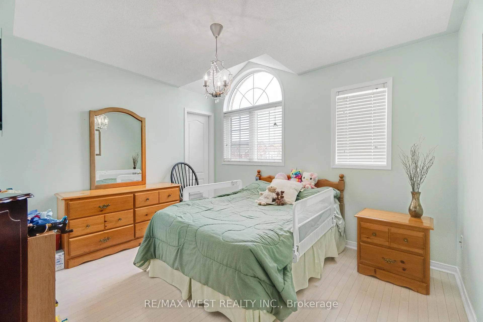 Photo 12 of 44 Creekwood Drive, Brampton, Snelgrove — HOMEH