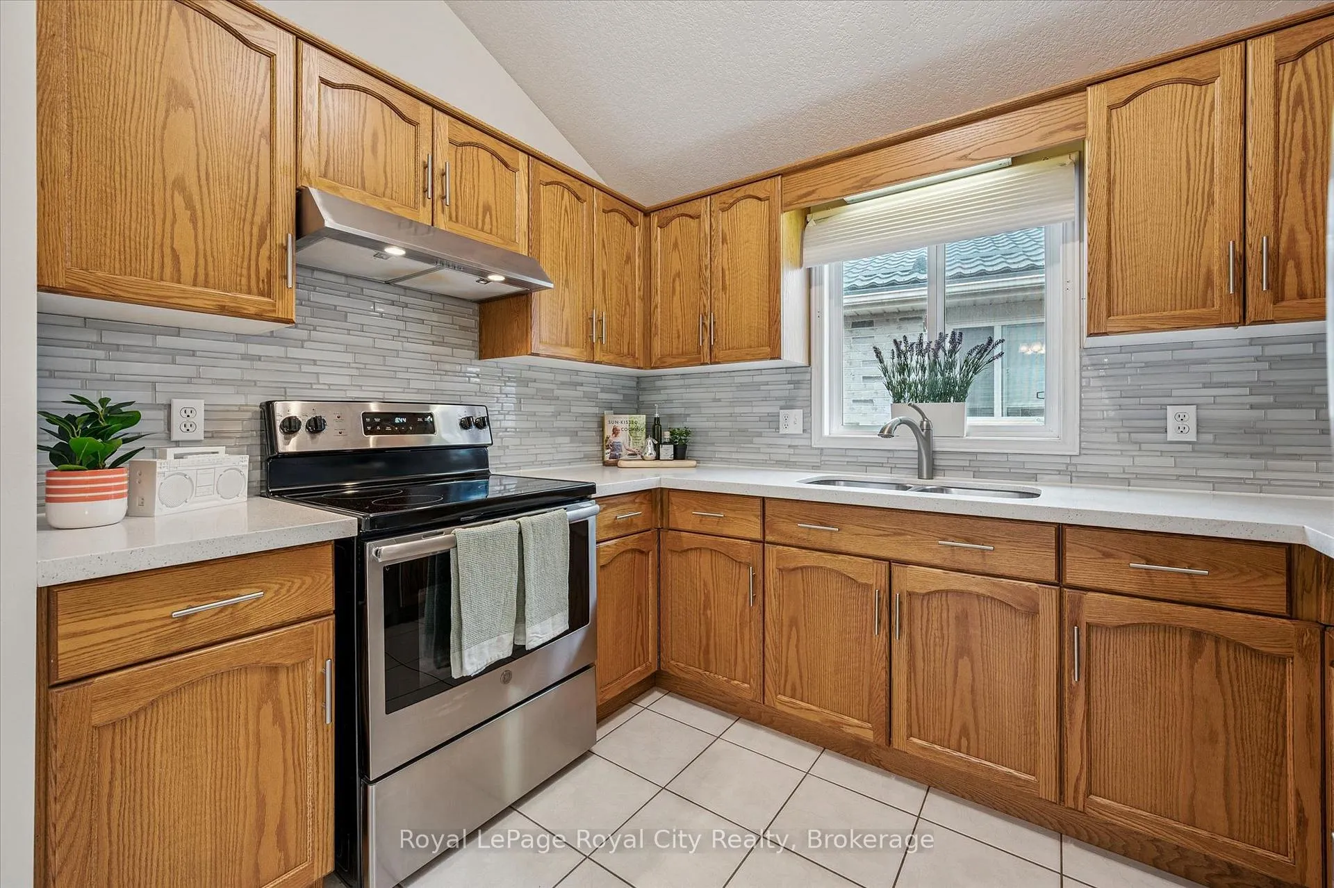 Photo 12 of 28 Bronwyn Place, Guelph, Willow West/Sugarbush/West Acres — HOMEH