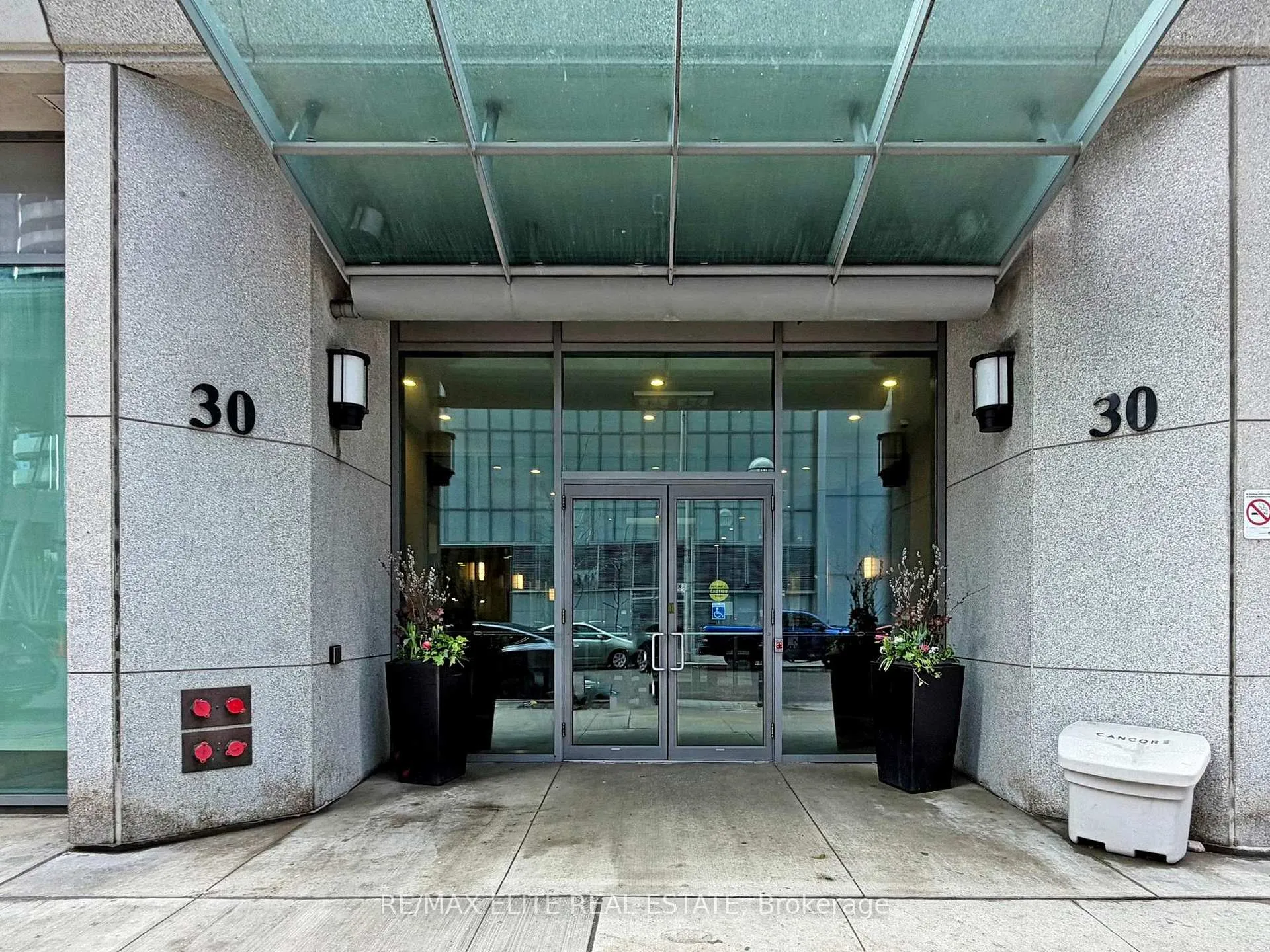 Front of Unit 1806, 30 Grand Trunk Crescent