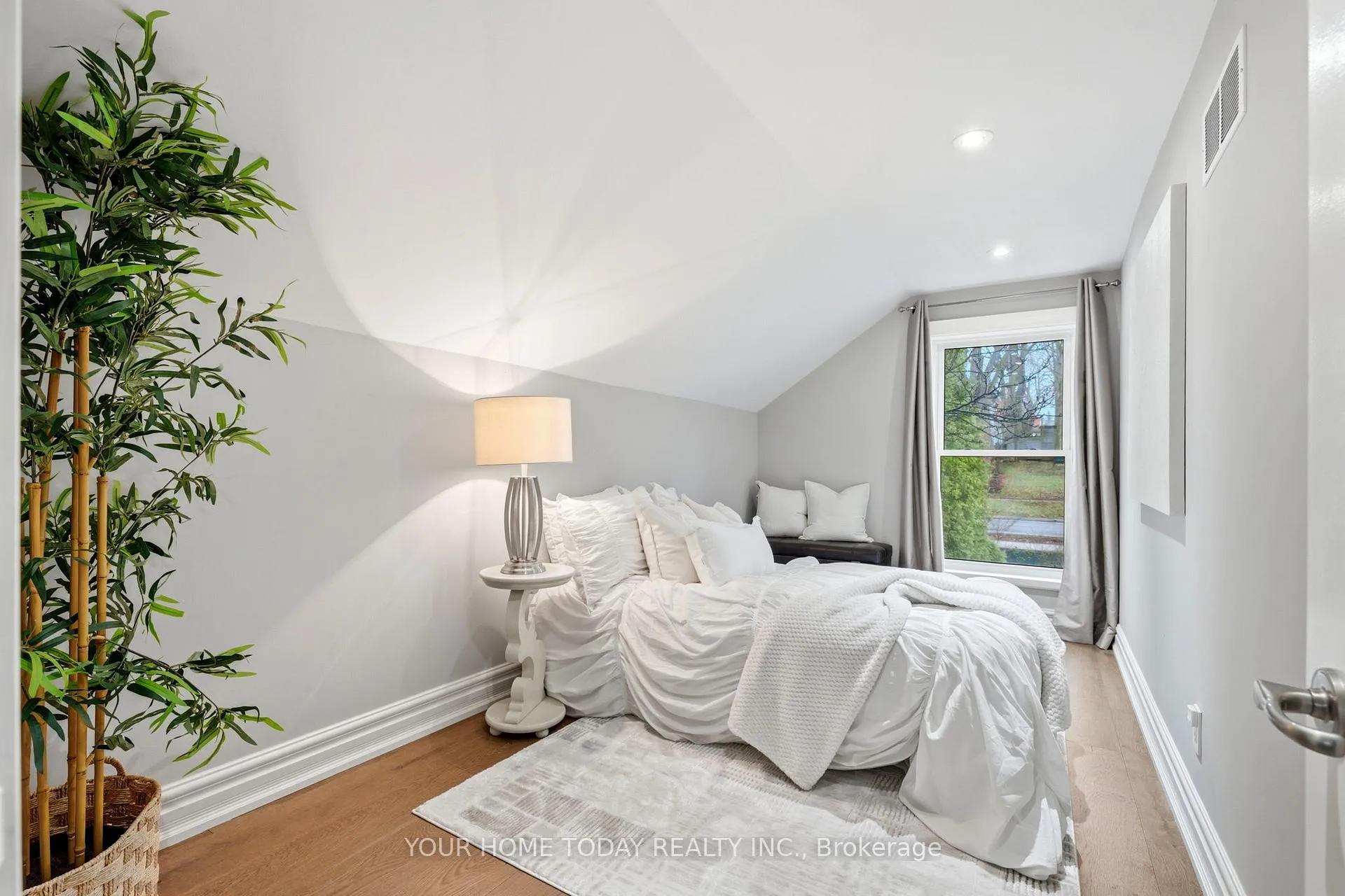 Photo 34 of 15 Queen Street, Halton Hills, Georgetown — HOMEH