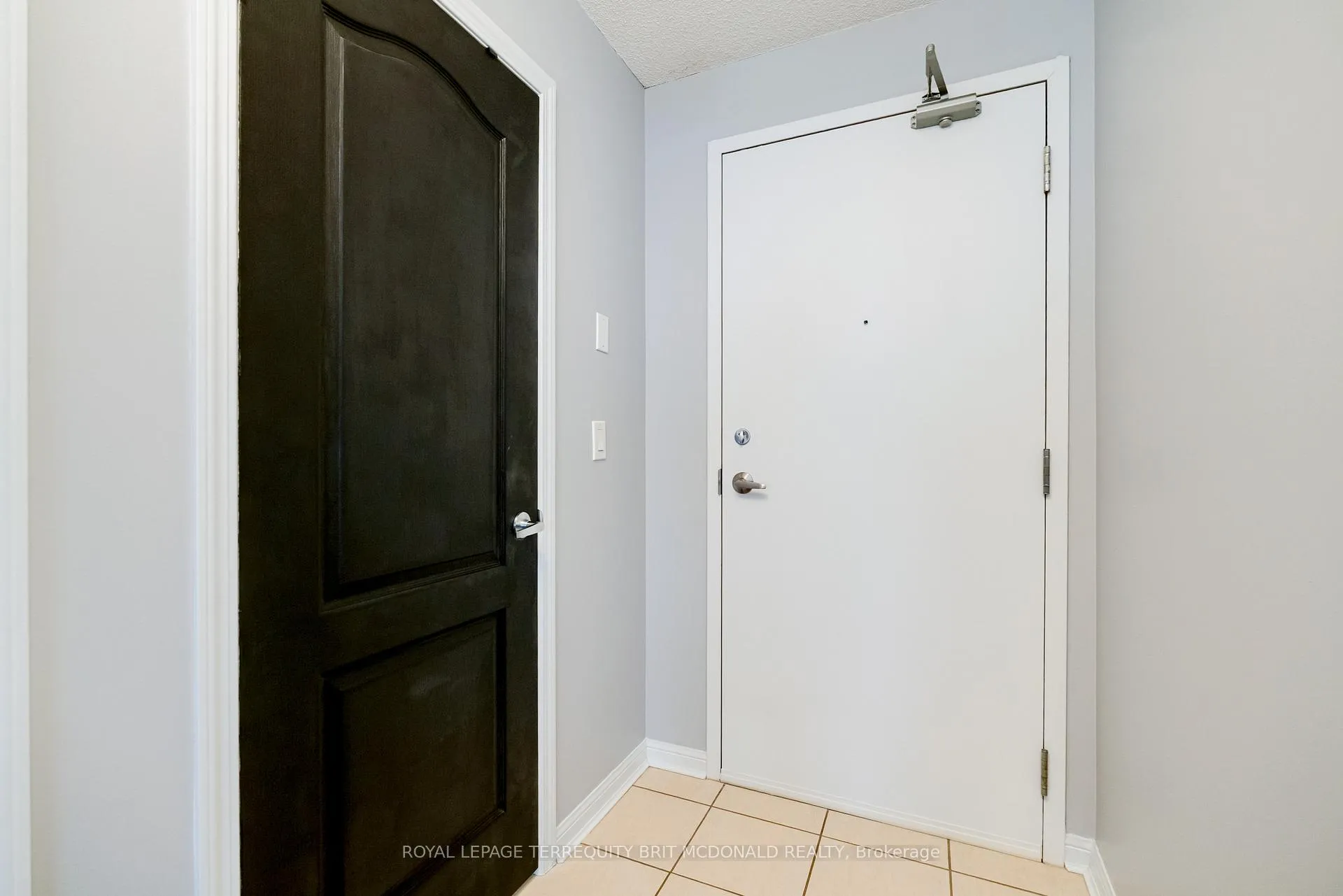 Photo 4 of Unit 1101, 4 Elsinore Path, Etobicoke, New Toronto — HOMEH