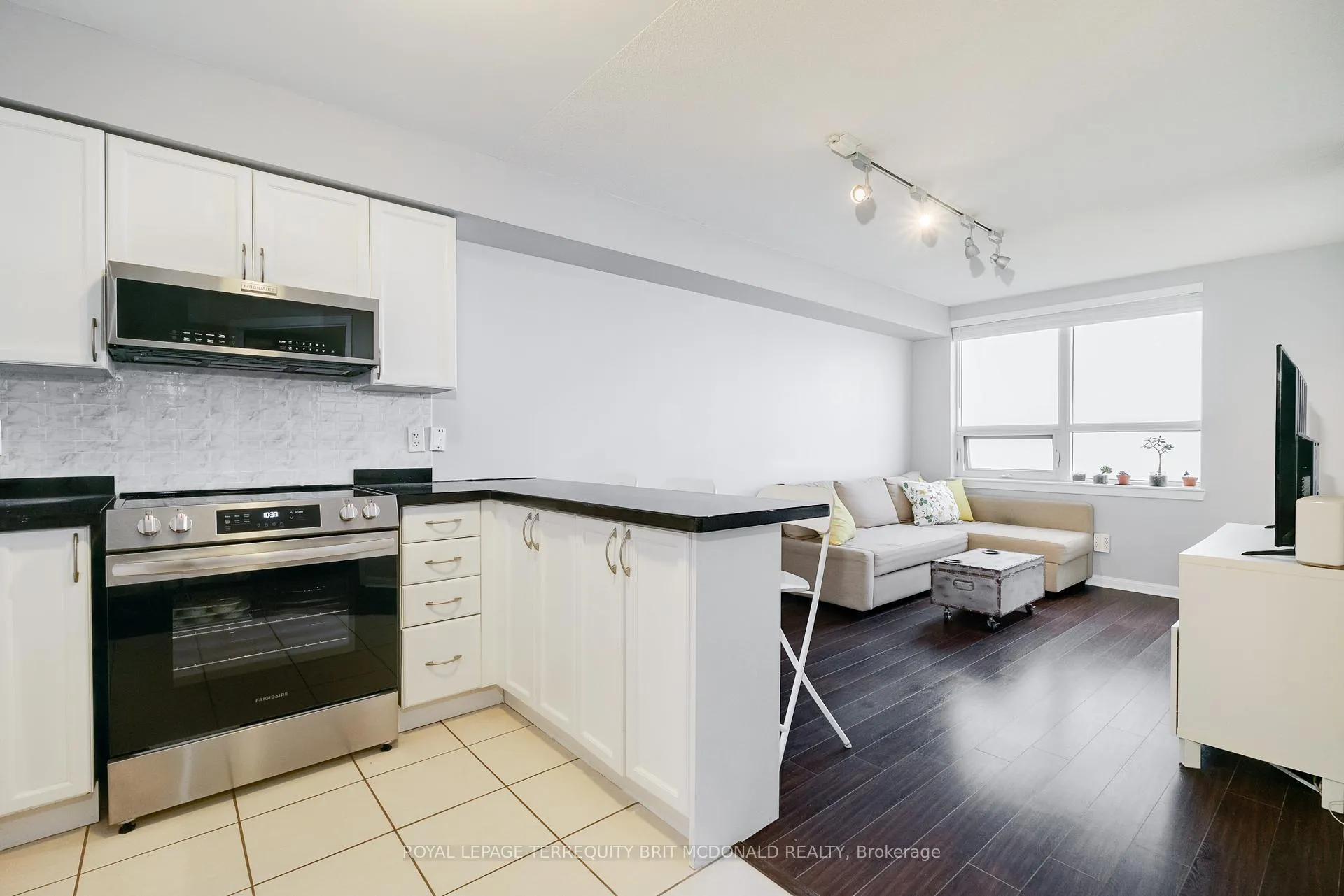 Photo 6 of Unit 1101, 4 Elsinore Path, Etobicoke, New Toronto — HOMEH