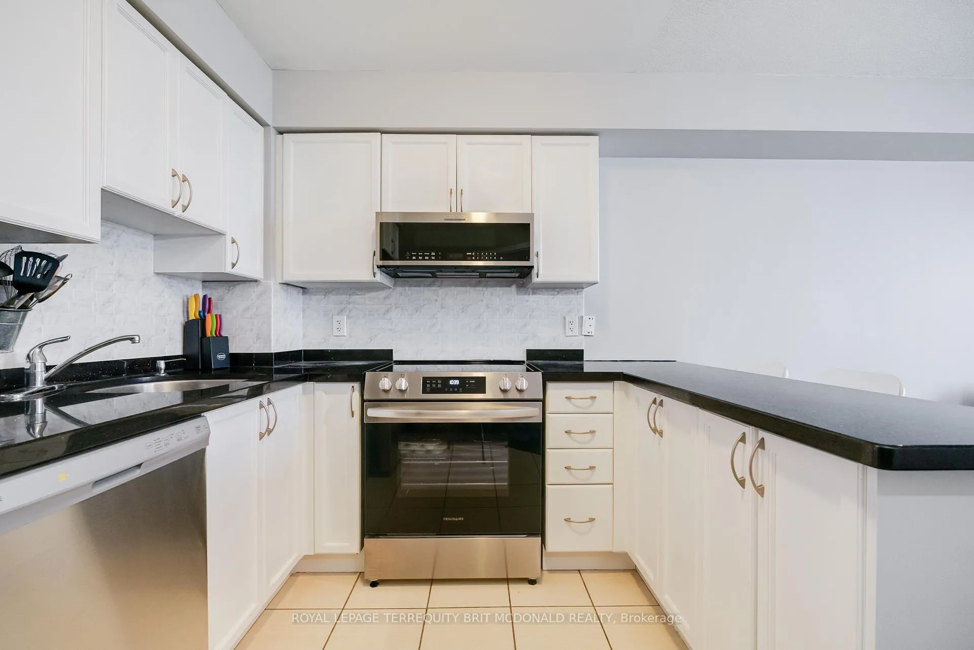 Photo 7 of Unit 1101, 4 Elsinore Path, Etobicoke, New Toronto — HOMEH