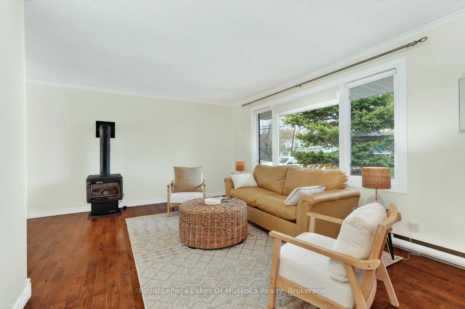 Photo 3 of 234 Yonge Street, Burk's Falls — HOMEH