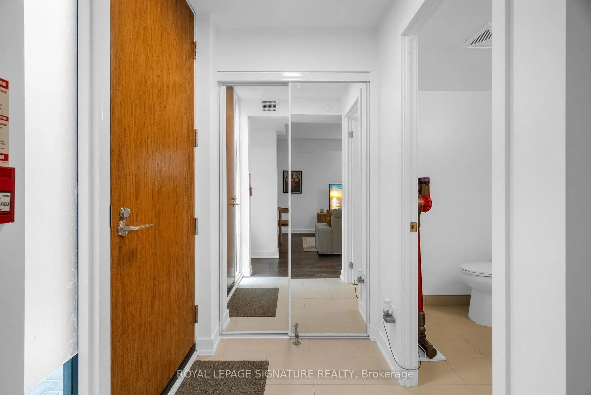Photo 4 of Unit 8, 106 Varna Drive, Toronto, Englemount-Lawrence — HOMEH