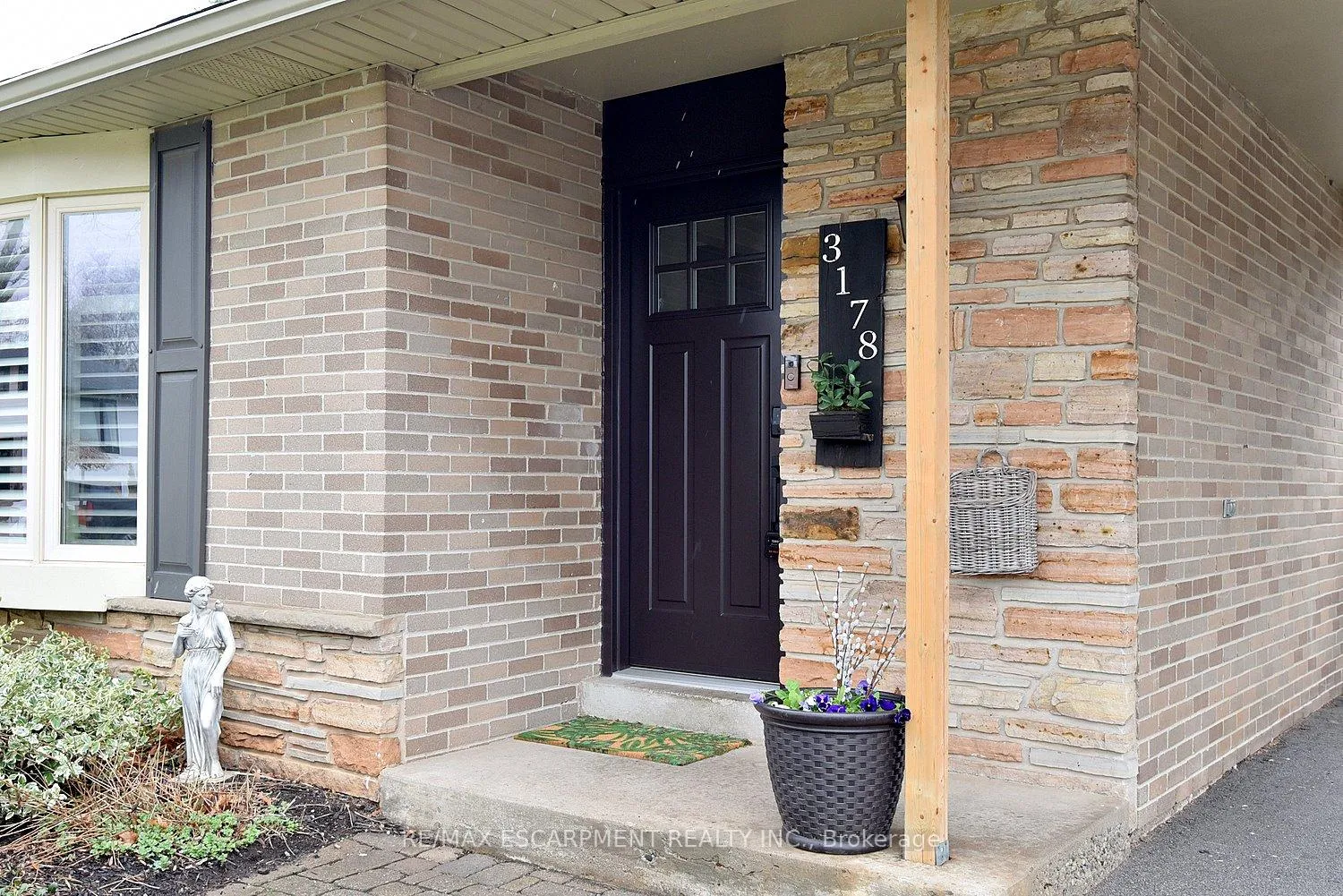 Photo 5 of 3178 Heathfield Drive, Burlington, Palmer — HOMEH