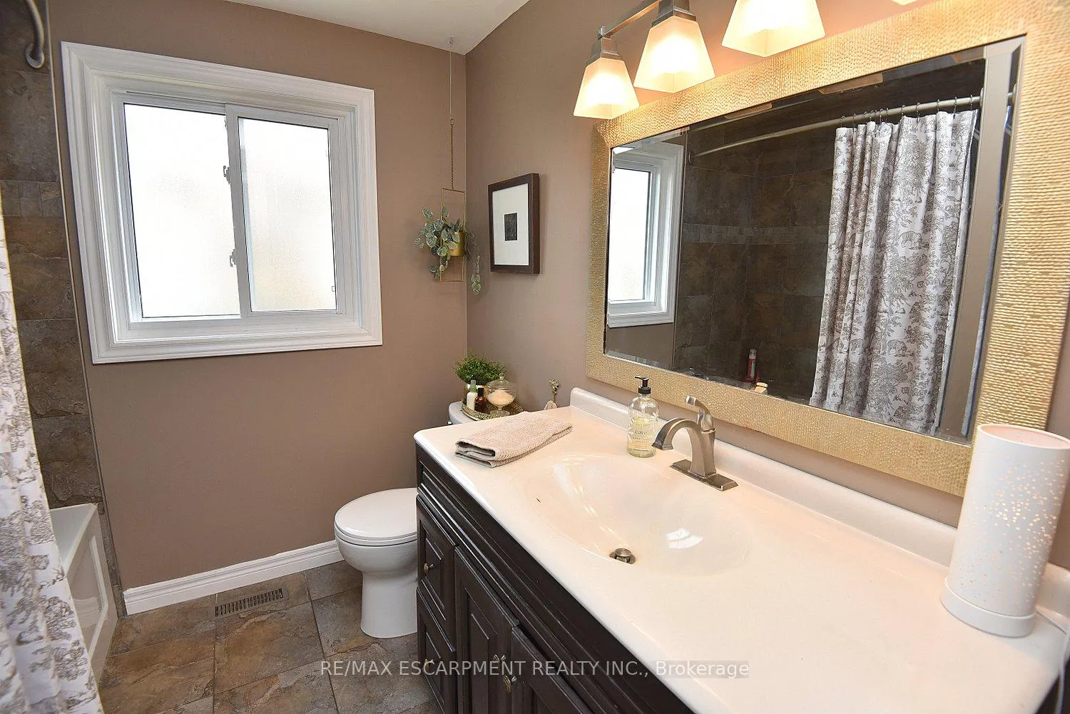 Photo 27 of 3178 Heathfield Drive, Burlington, Palmer — HOMEH