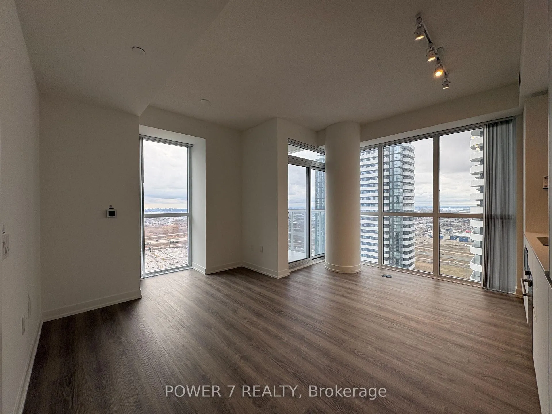 Photo 7 of Unit 4112, 8 Interchange Way, Vaughan, Vaughan Corporate Centre — HOMEH