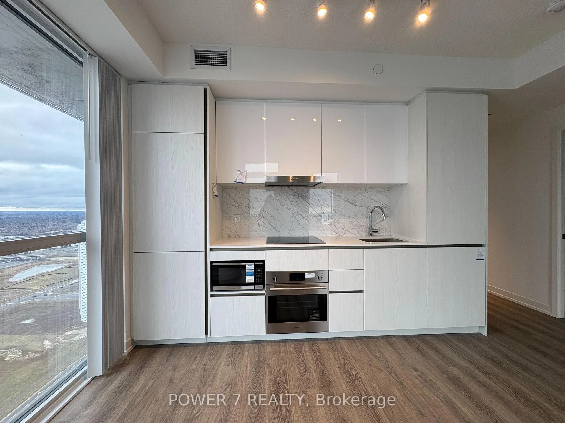 Photo 10 of Unit 4112, 8 Interchange Way, Vaughan, Vaughan Corporate Centre — HOMEH