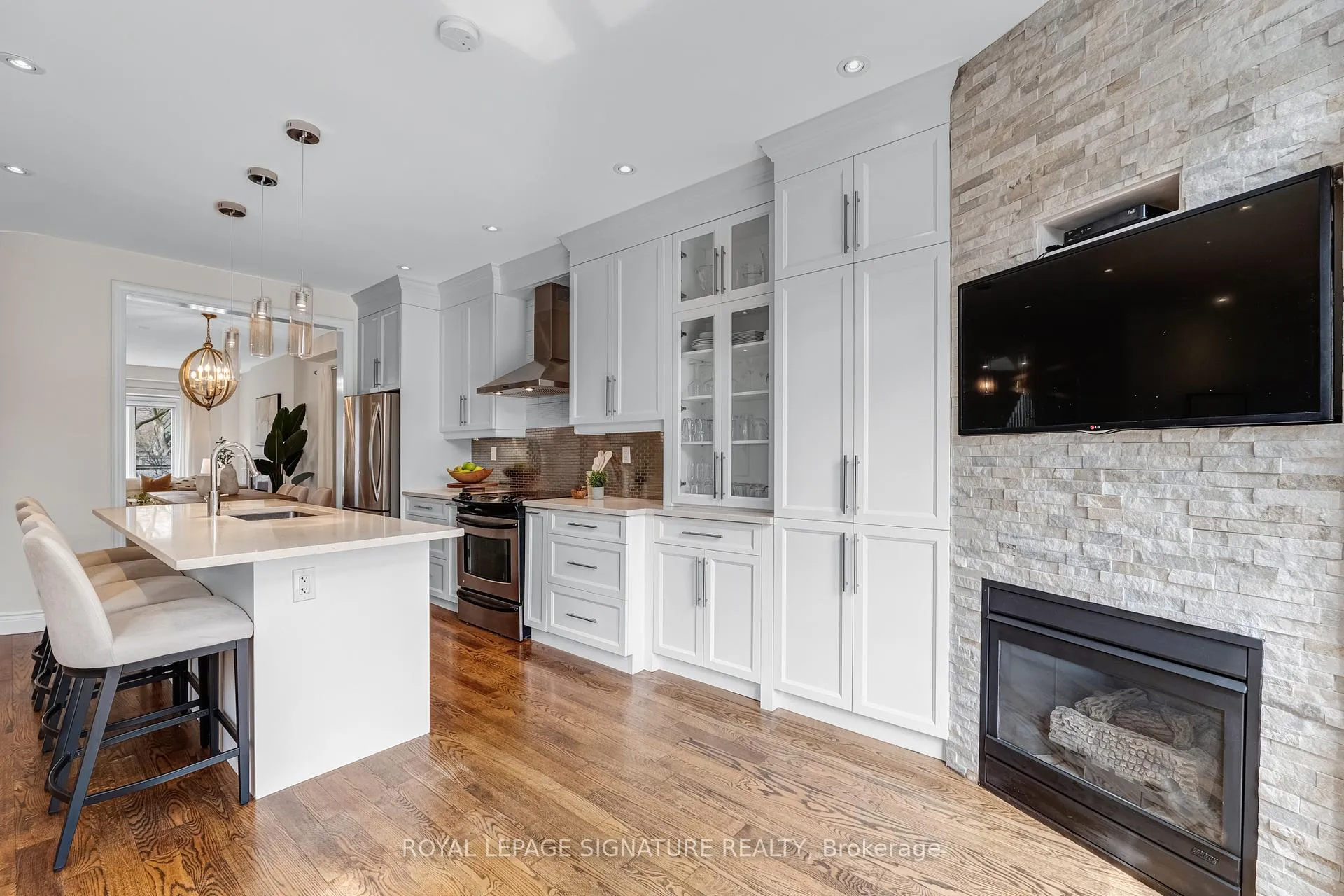 Photo 10 of 343 Sutherland Drive, Toronto, Leaside — HOMEH