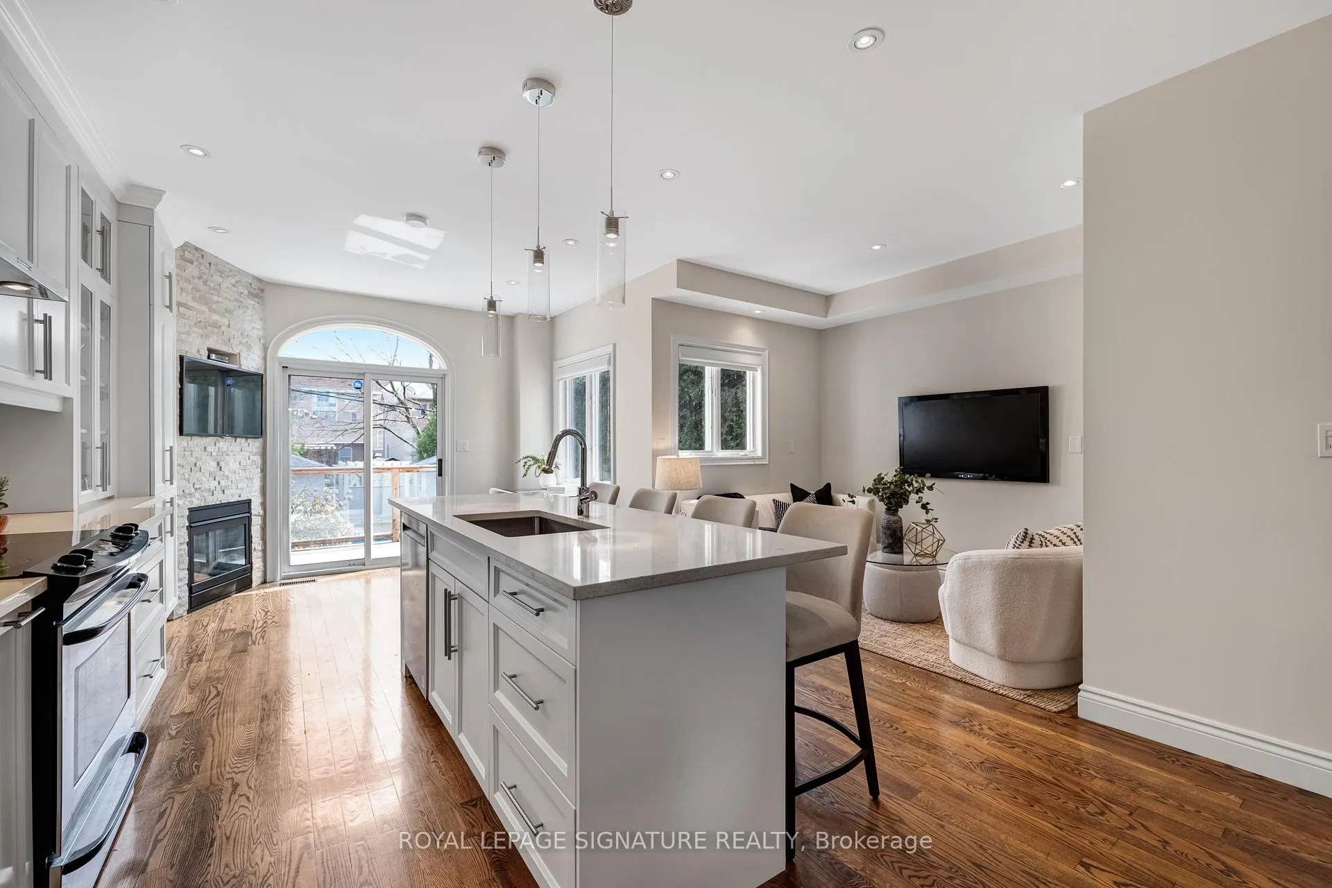 Photo 11 of 343 Sutherland Drive, Toronto, Leaside — HOMEH