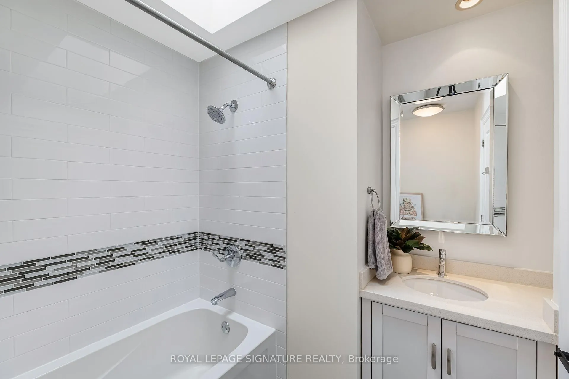 Photo 21 of 343 Sutherland Drive, Toronto, Leaside — HOMEH
