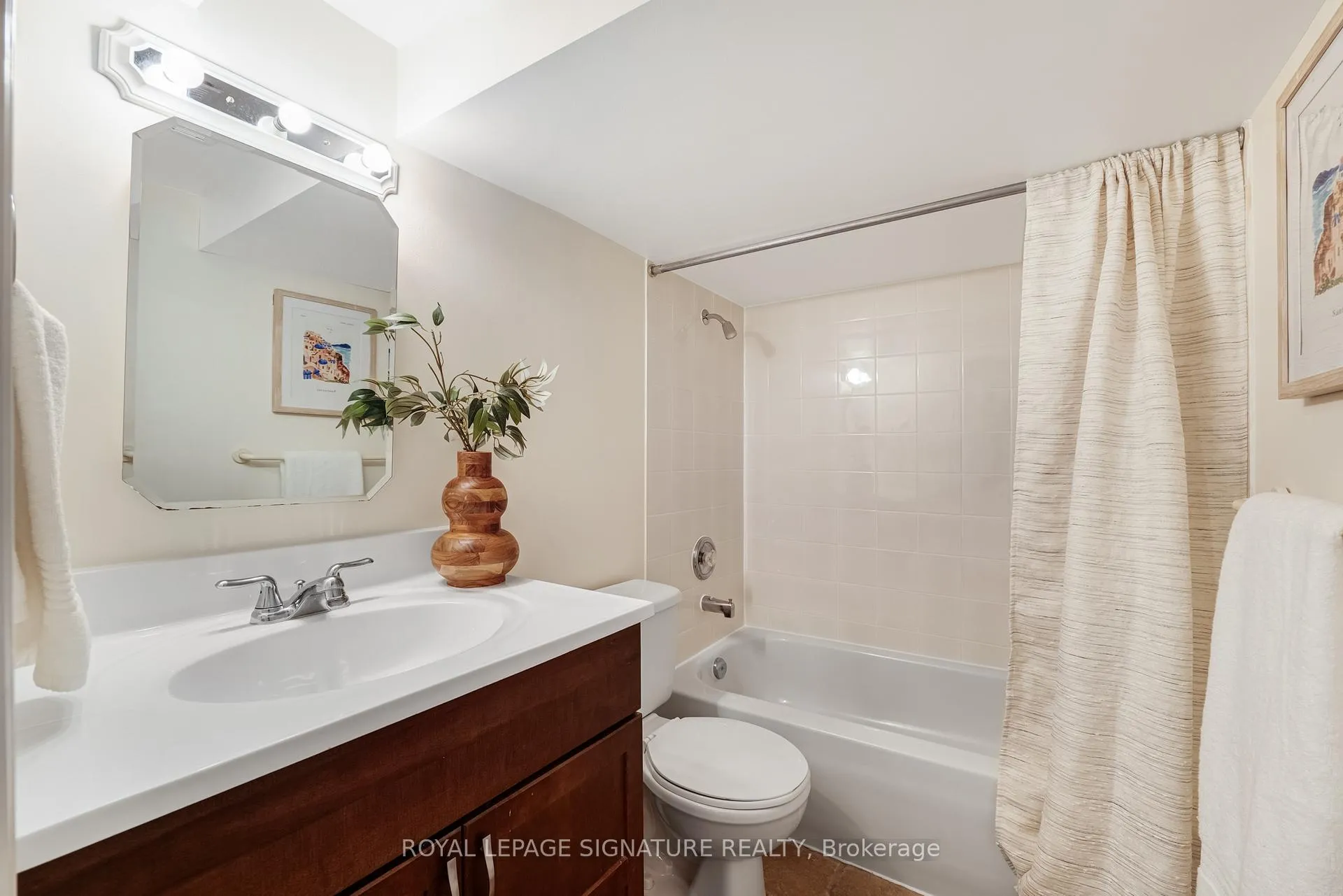 Photo 24 of 343 Sutherland Drive, Toronto, Leaside — HOMEH