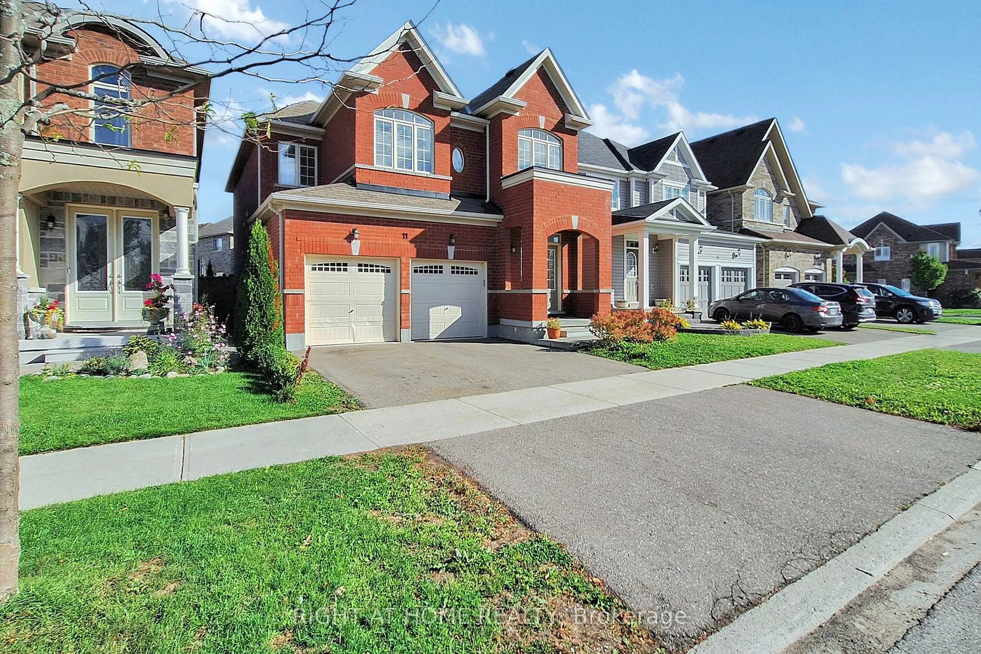 Photo 2 of 11 Robert Wilson Crescent, Georgina, Keswick South — HOMEH