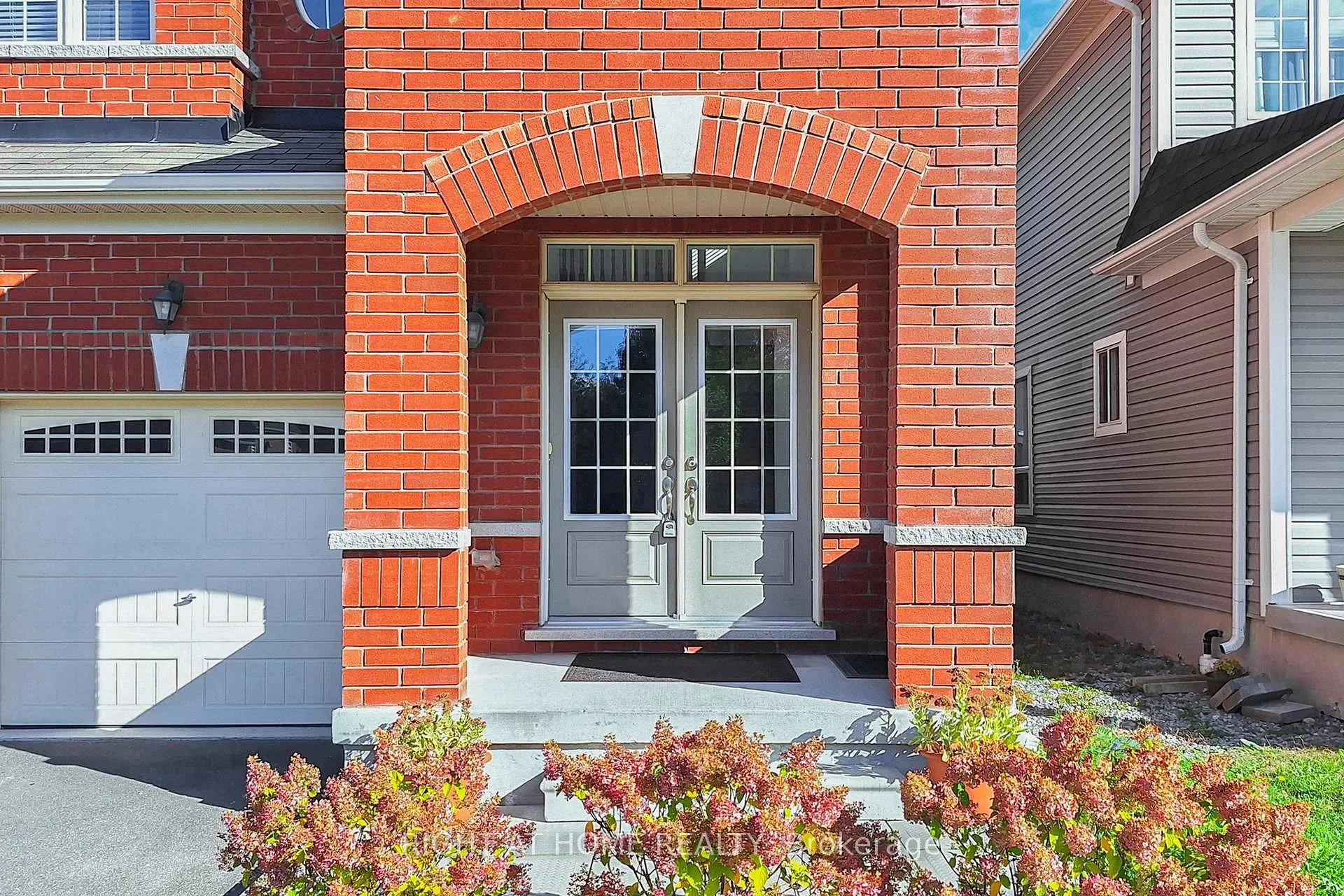 Photo 3 of 11 Robert Wilson Crescent, Georgina, Keswick South — HOMEH
